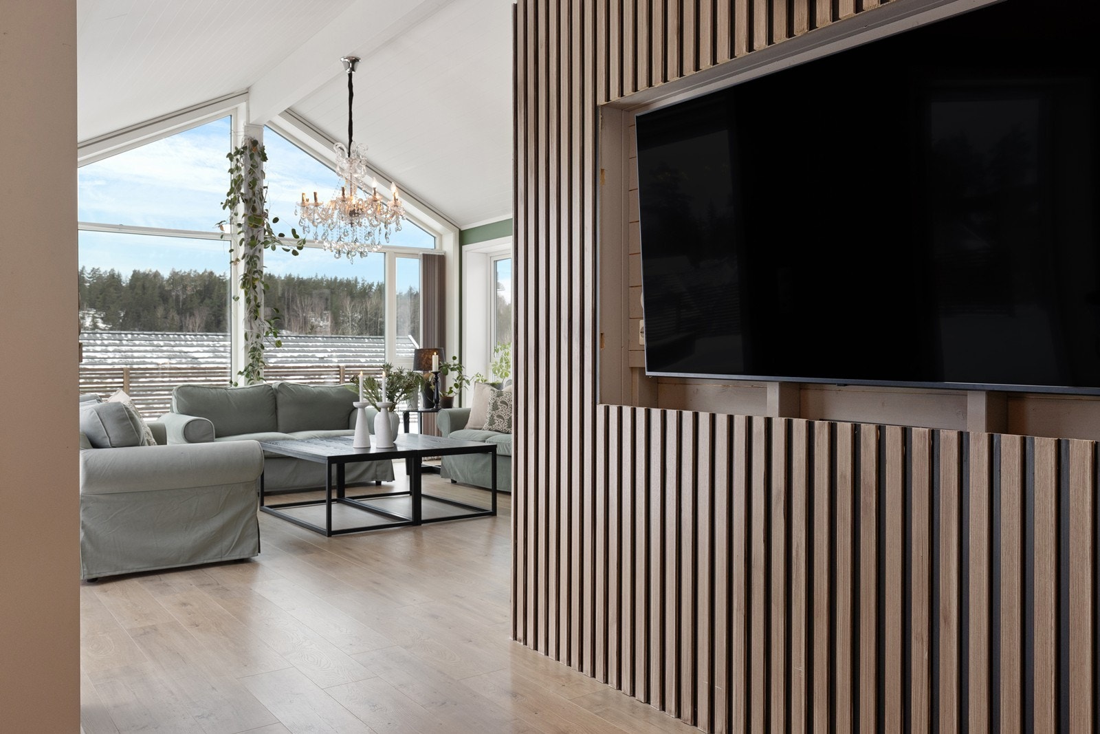 En stilren spilevegg integrerer TV-en på en elegant måte. Galleribilde