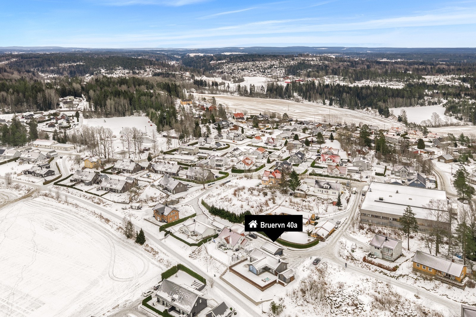 Boligen er plassert i enden av en rolig gate med lite gjennomgangstrafikk. Galleribilde