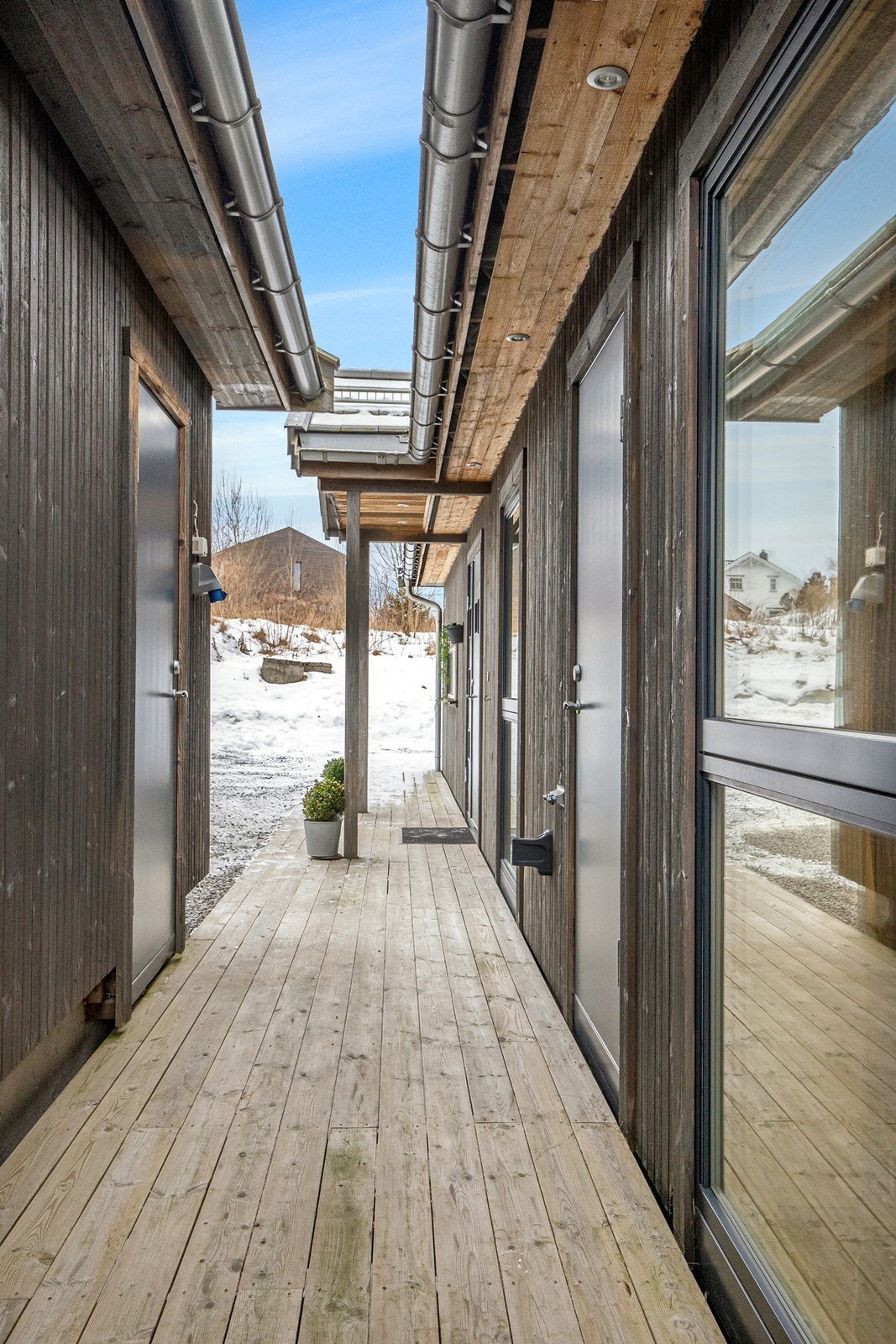 Overbygget svalgang som gir tørrskodd adkomst mellom garasje og bolig. Galleribilde