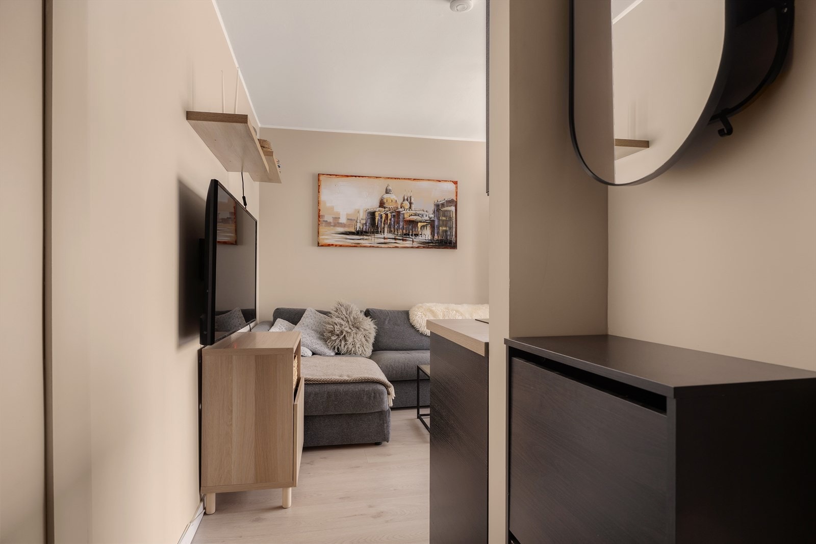 Fra entréen kommer du direkte inn i leilighetens sosiale sone. Galleribilde