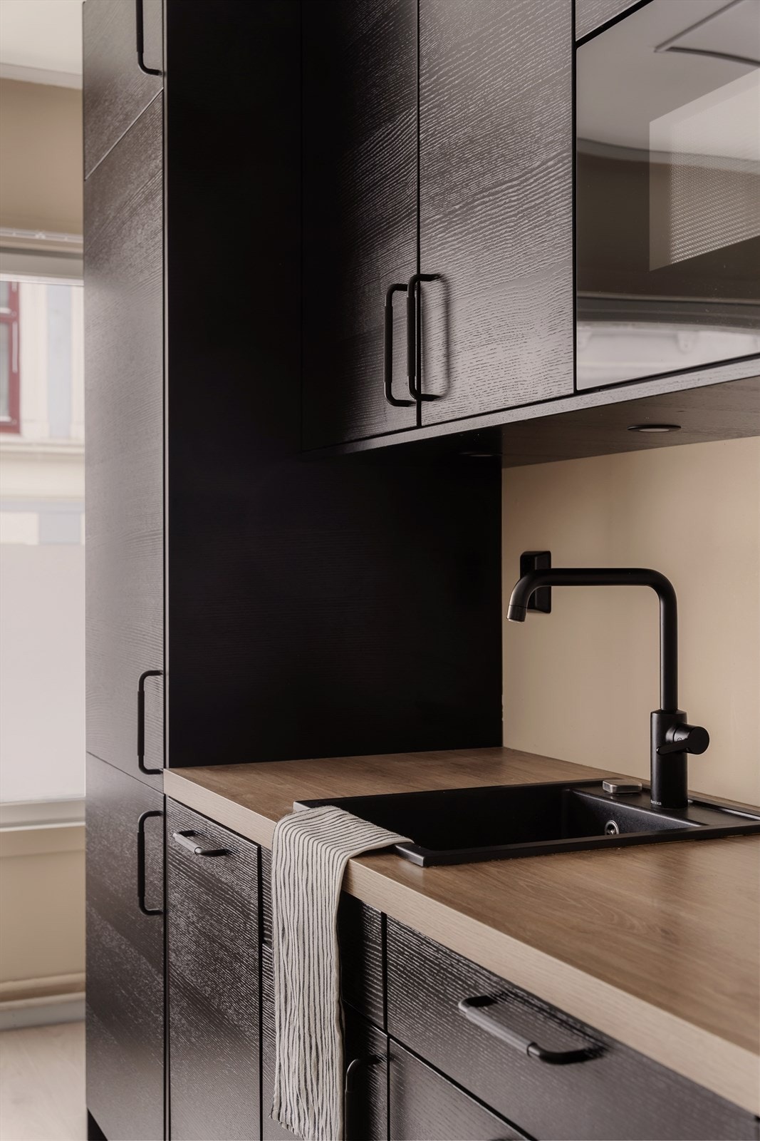 Gode oppbevaringsmuligheter i både over- og underskap på kjøkkenet. Galleribilde