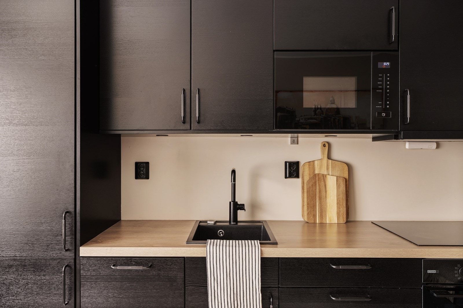 Kjøkkenet er utstyrt med integrert stekeovn, mikrobølgeovn, platetopp og nedfelt kum. Galleribilde