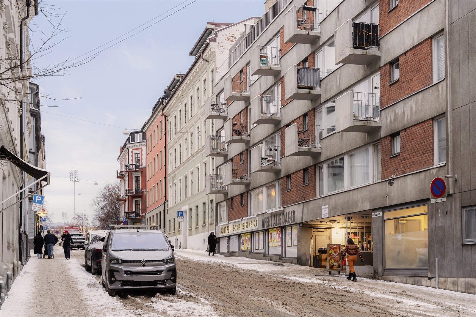 Området byr på en urban atmosfære med en blanding av klassisk og moderne arkitektur. Galleribilde