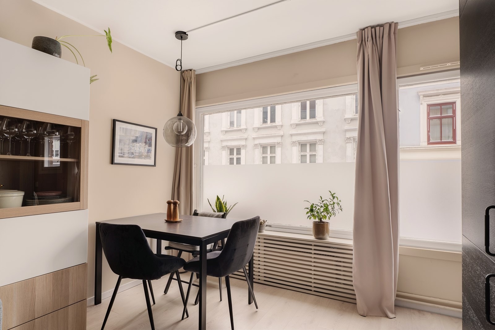 En lys og solfylt leilighet i byggets 2.etasje. Galleribilde