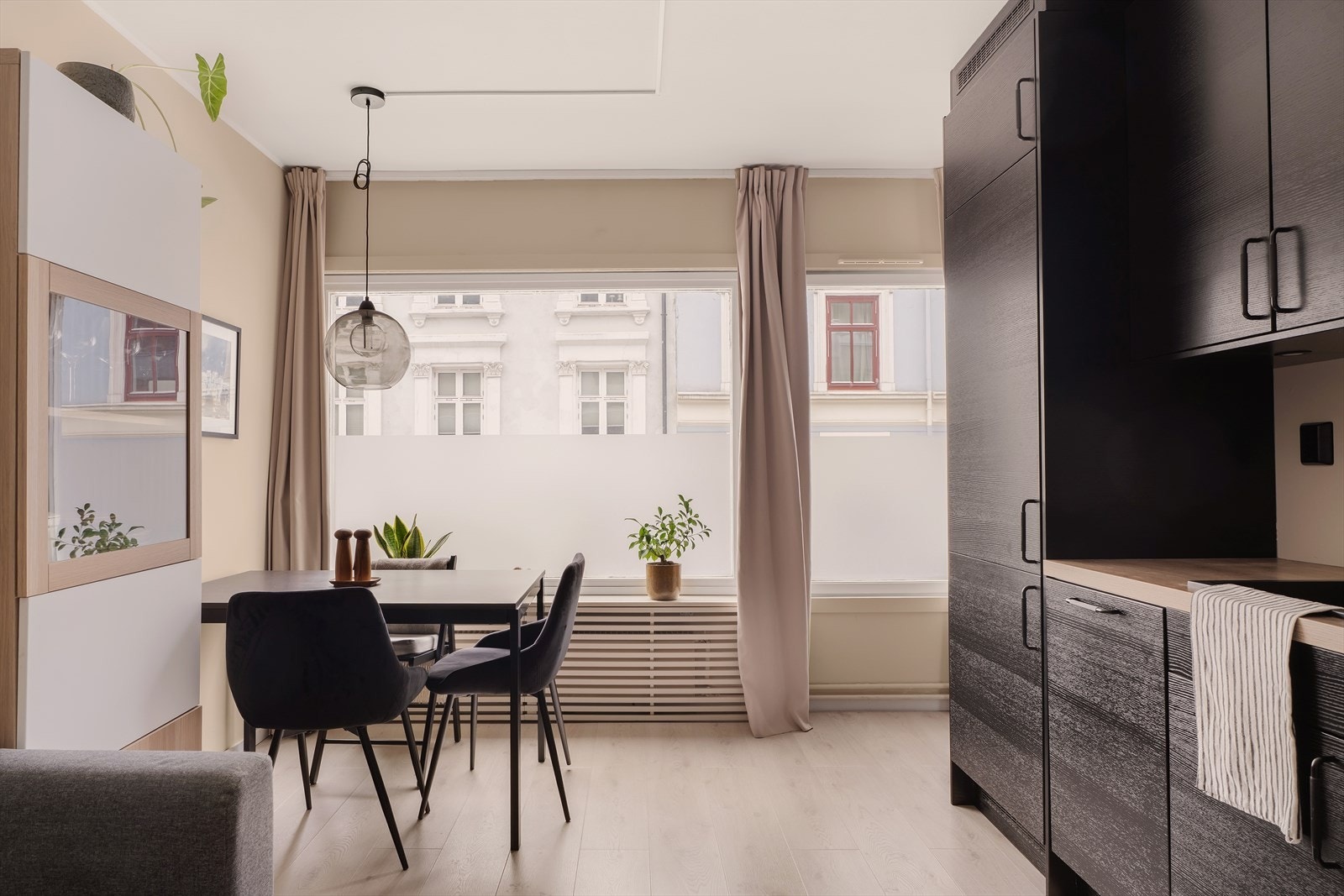 Store vindusflater gir godt med naturlig lys inn i oppholdsrommet. Galleribilde