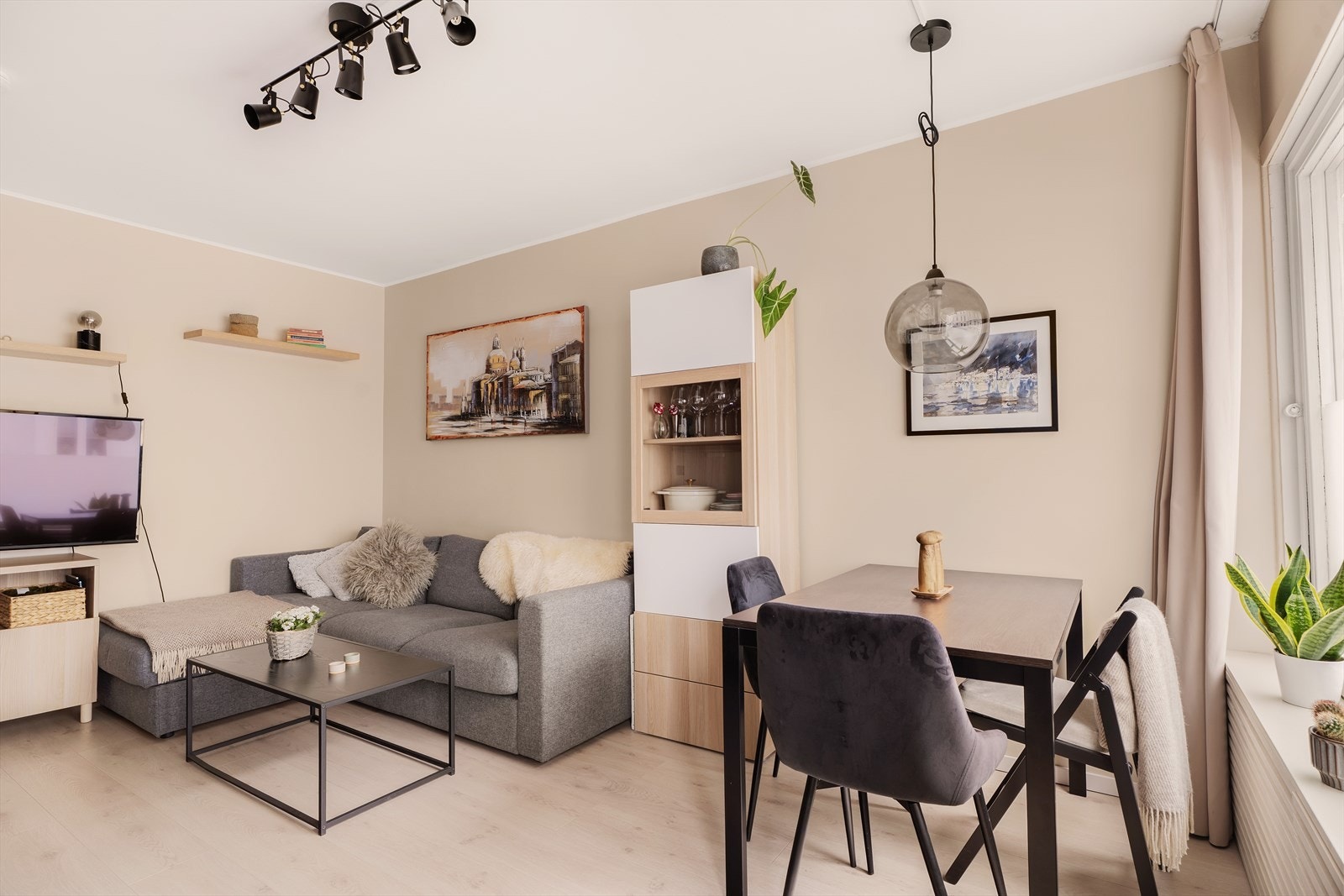 Den åpne løsningen gir en god romfølelse og fleksible møbleringsmuligheter. Galleribilde