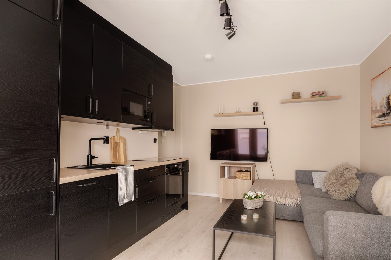 Leiligheten har en arealeffektiv planløsning med et stilrent, mørkt kjøkken. Galleribilde