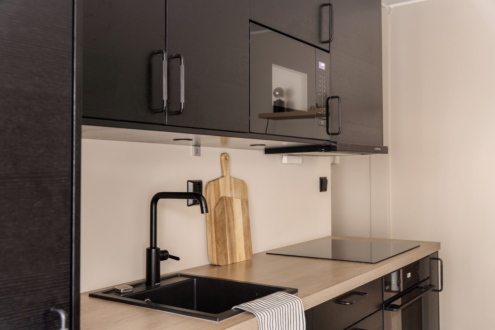 Moderne kjøkkeninnredning med slette fronter og laminat benkeplate. Galleribilde