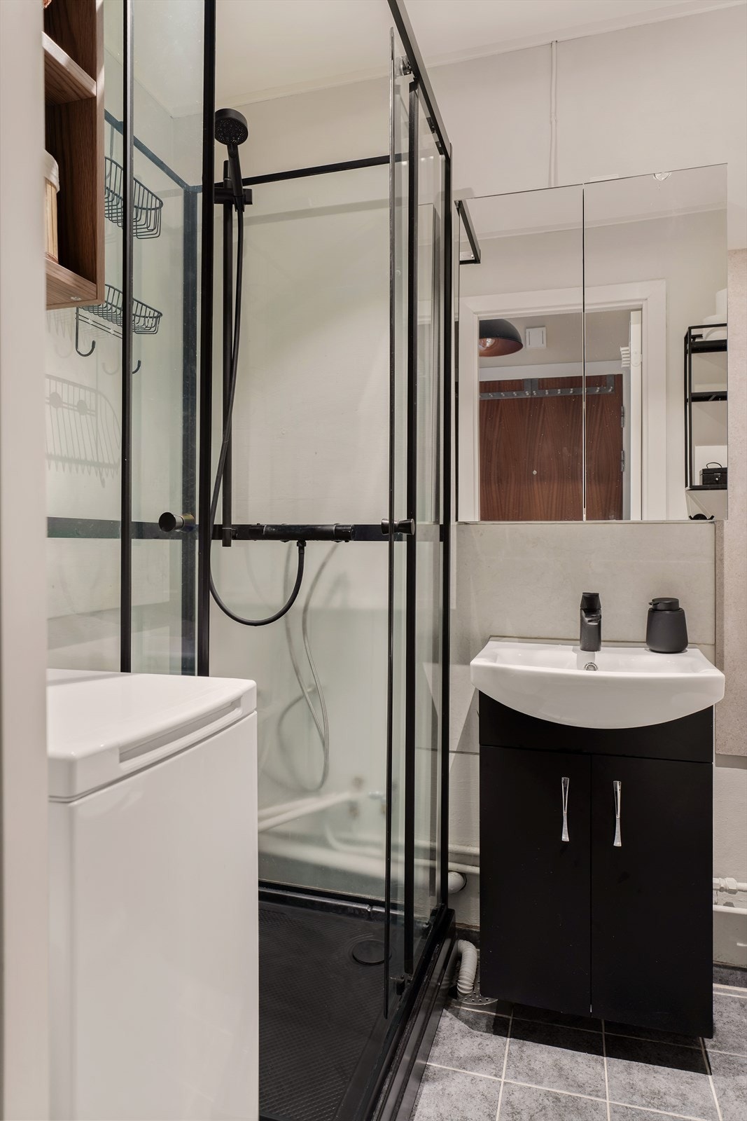 Badet har dusjhjørne med innfellbare glassdører og opplegg for vaskemaskin. Galleribilde