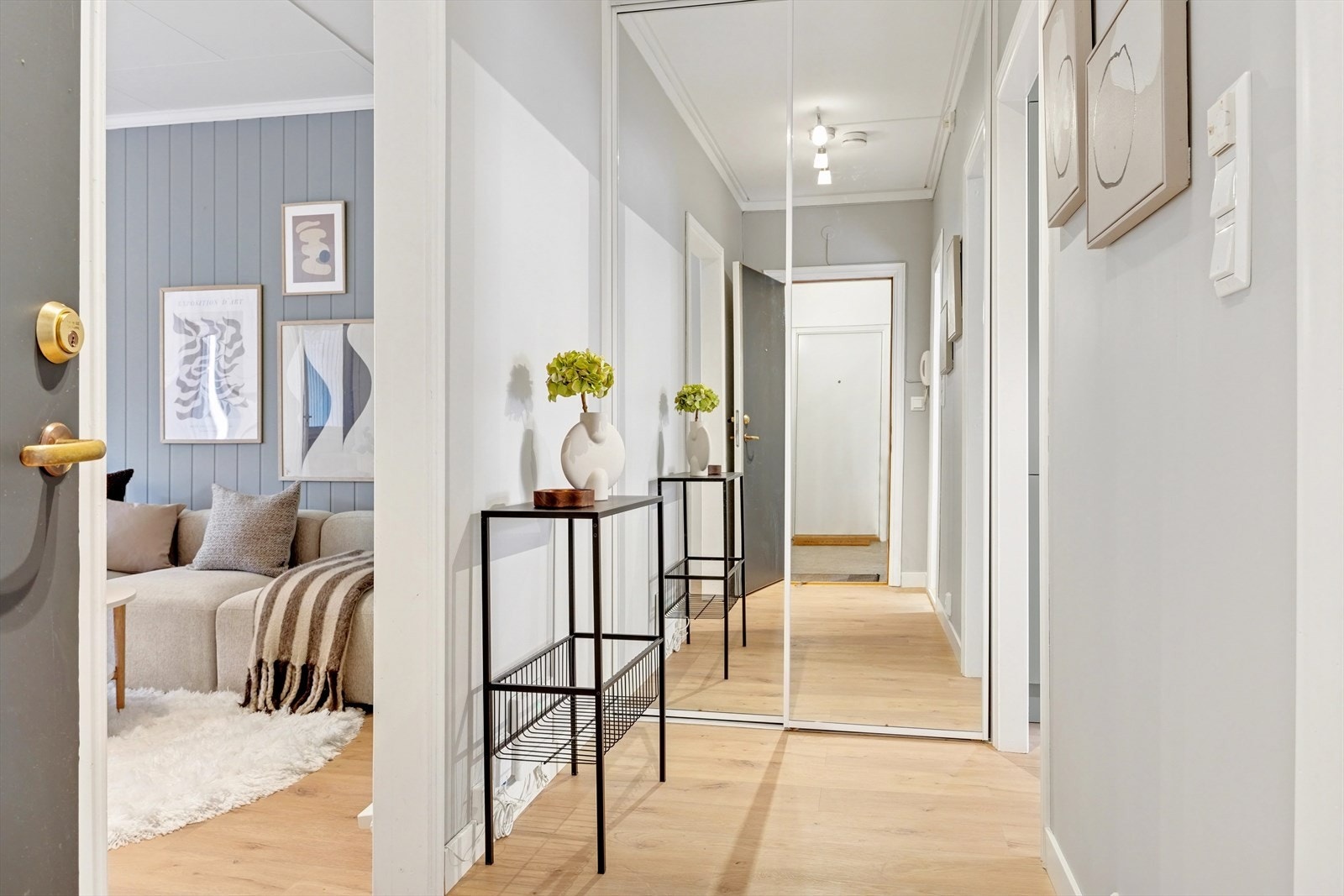 Velkommen inn! Praktisk skyvedørsgarderobe med speilfronter i innergang. Galleribilde