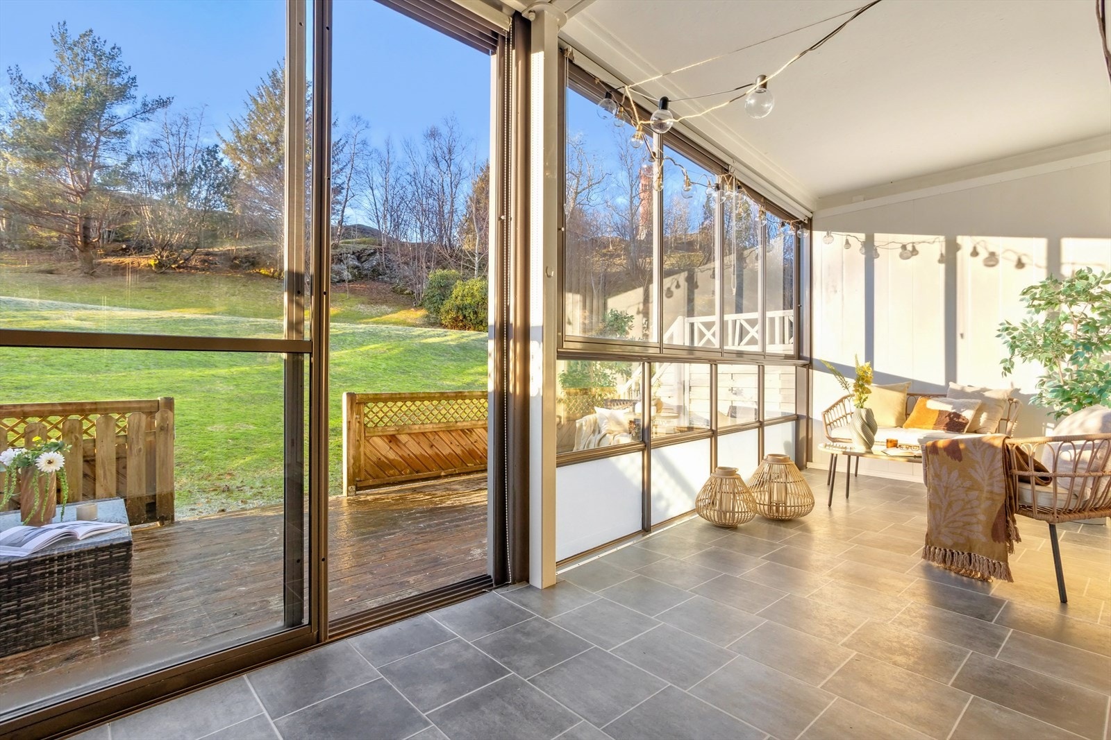 Fra stuen har du direkte utgang til den store, vestvendte og innglassede balkongen på hele 17,2 kvm. Denne fungerer som en naturlig forlengelse av stuen og kan brukes gjennom hele året. Galleribilde