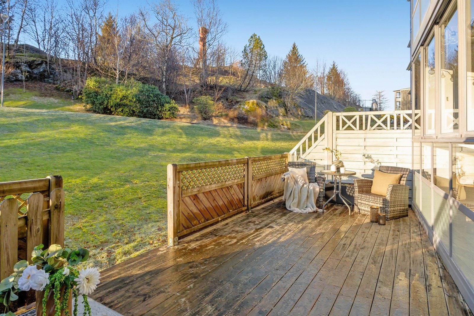 Perfekt samlingspukt på solfylte dager. Fra terrassen har du også praktisk direkteadkomst til grøntarealet i front. Galleribilde