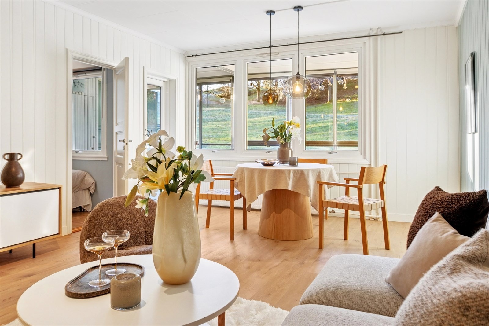 De vestvendte vinduene slipper inn rikelig med naturlig lys og skaper en luftig og innbydende atmosfære. På kjølige vinterdager sørger sentralvarmen, som er inkludert i fellesutgiftene, for en behagelig varme i hele leiligheten. Galleribilde