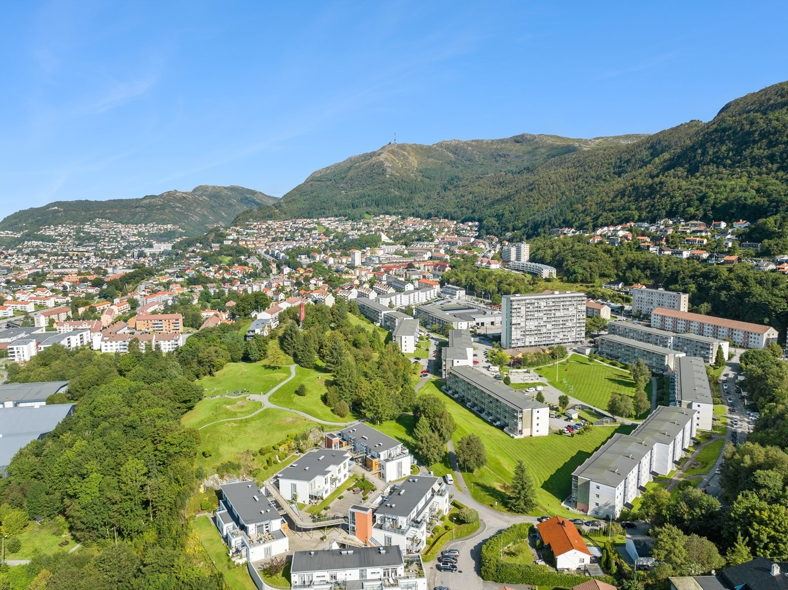 Umiddelbar nærhet til treningssenteret "Mova". Eltekroken på Mannsverk. Koselig nabolagskafé og bakeri som tilbyr et bredt utvalg av deilige bakevarer som kaker, boller, brød og andre godsaker. Galleribilde