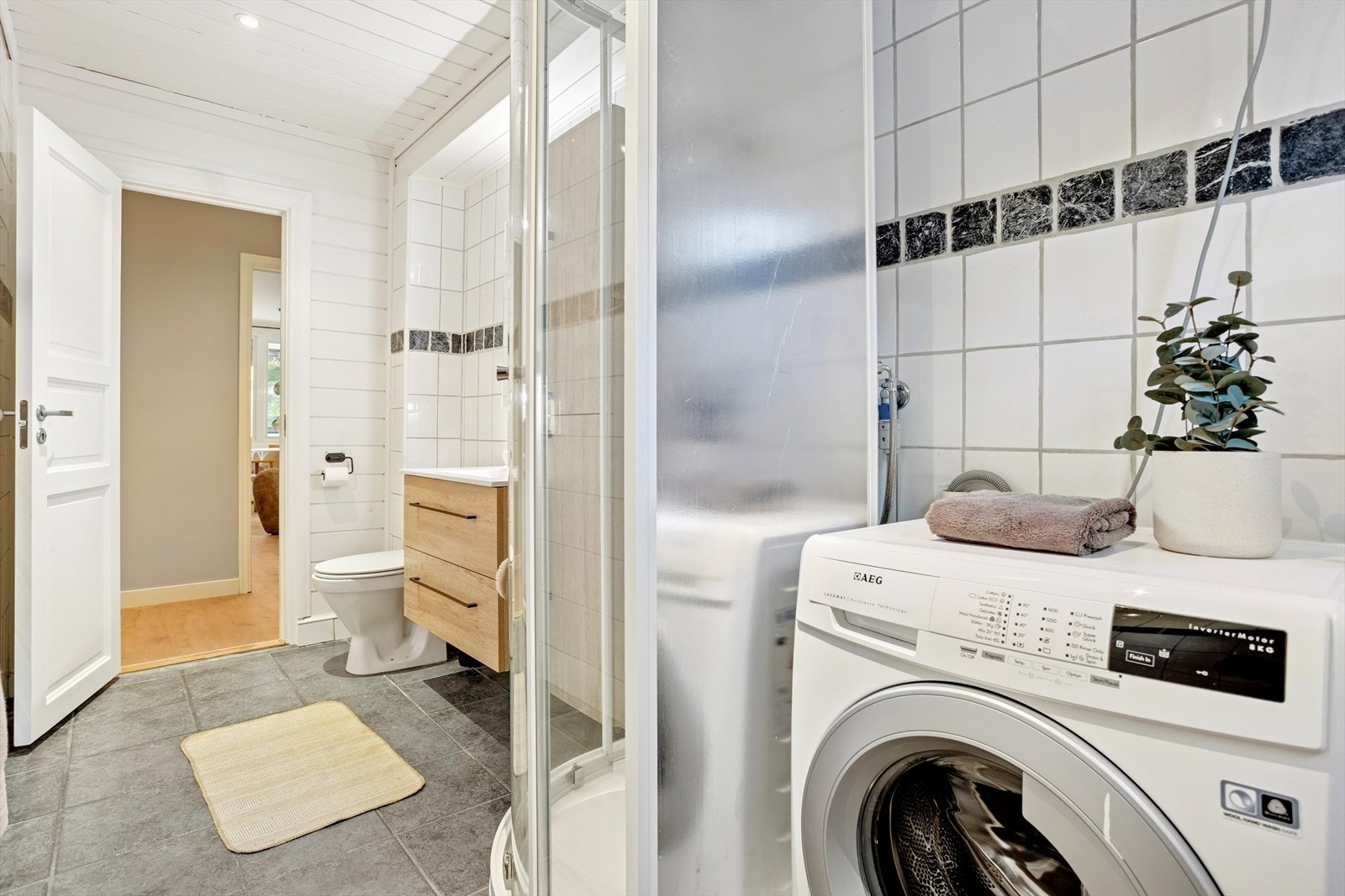 Baderommet er utvidet ved å slå sammen vaske- og baderom.
Det er avtrekksventil i vegg/ kasse og varmekabler i gulv. Galleribilde