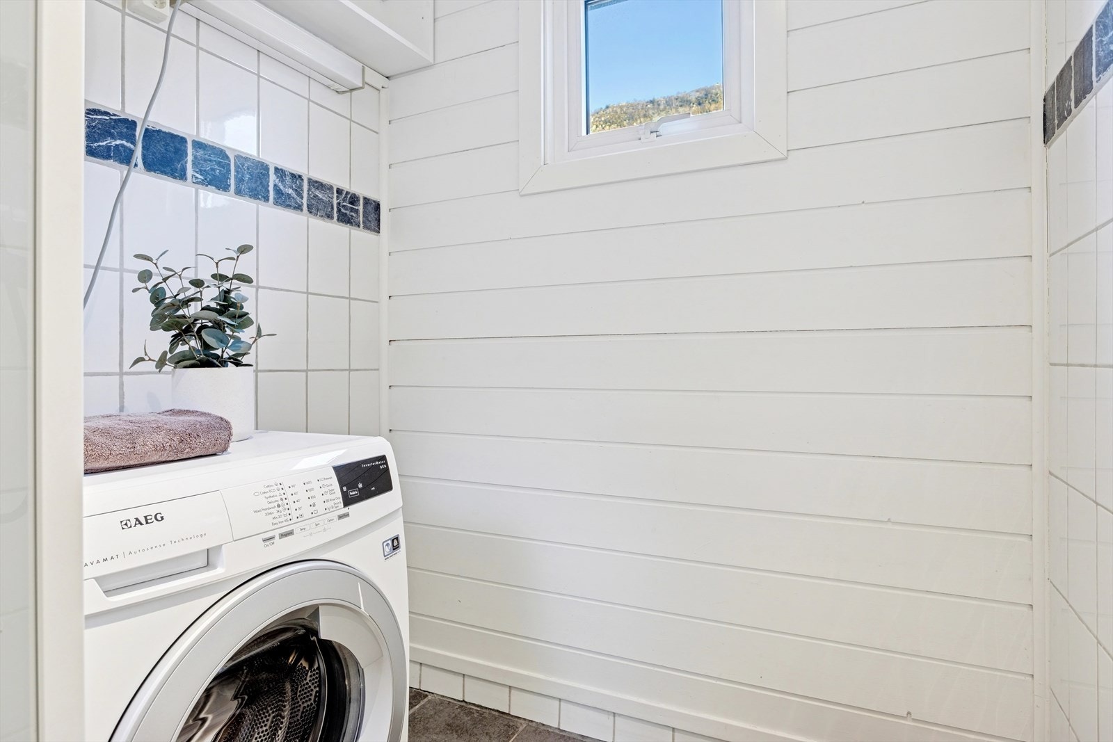 Inneholder: Servant med møblement, toalett, dusjkabinett, opplegg for vaskemaskin og tørketrommel. Galleribilde