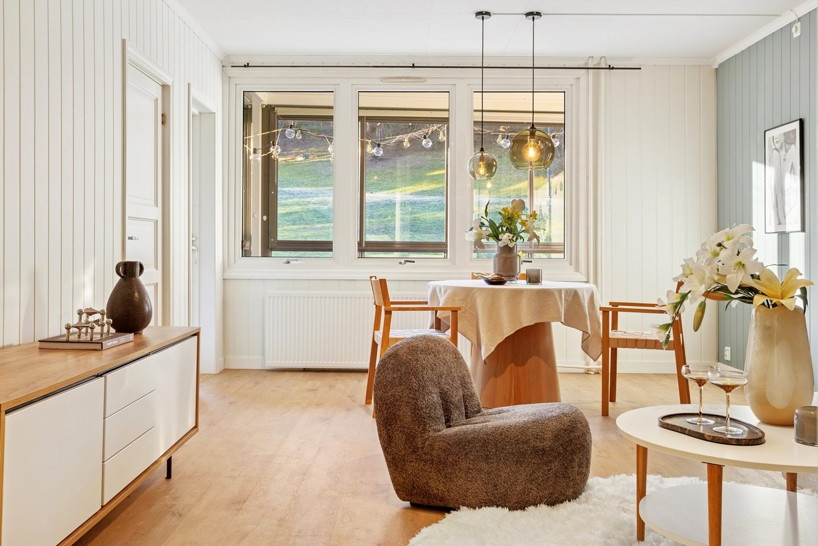 Stuen på 22,4 kvm oppleves svært romslig og gir gode muligheter for fleksibel møblering i flere soner. Her er det god plass til både spisebord og en komfortabel sofagruppe - perfekt for både hverdagsbruk og hyggelige sosiale sammenkomster. Galleribilde