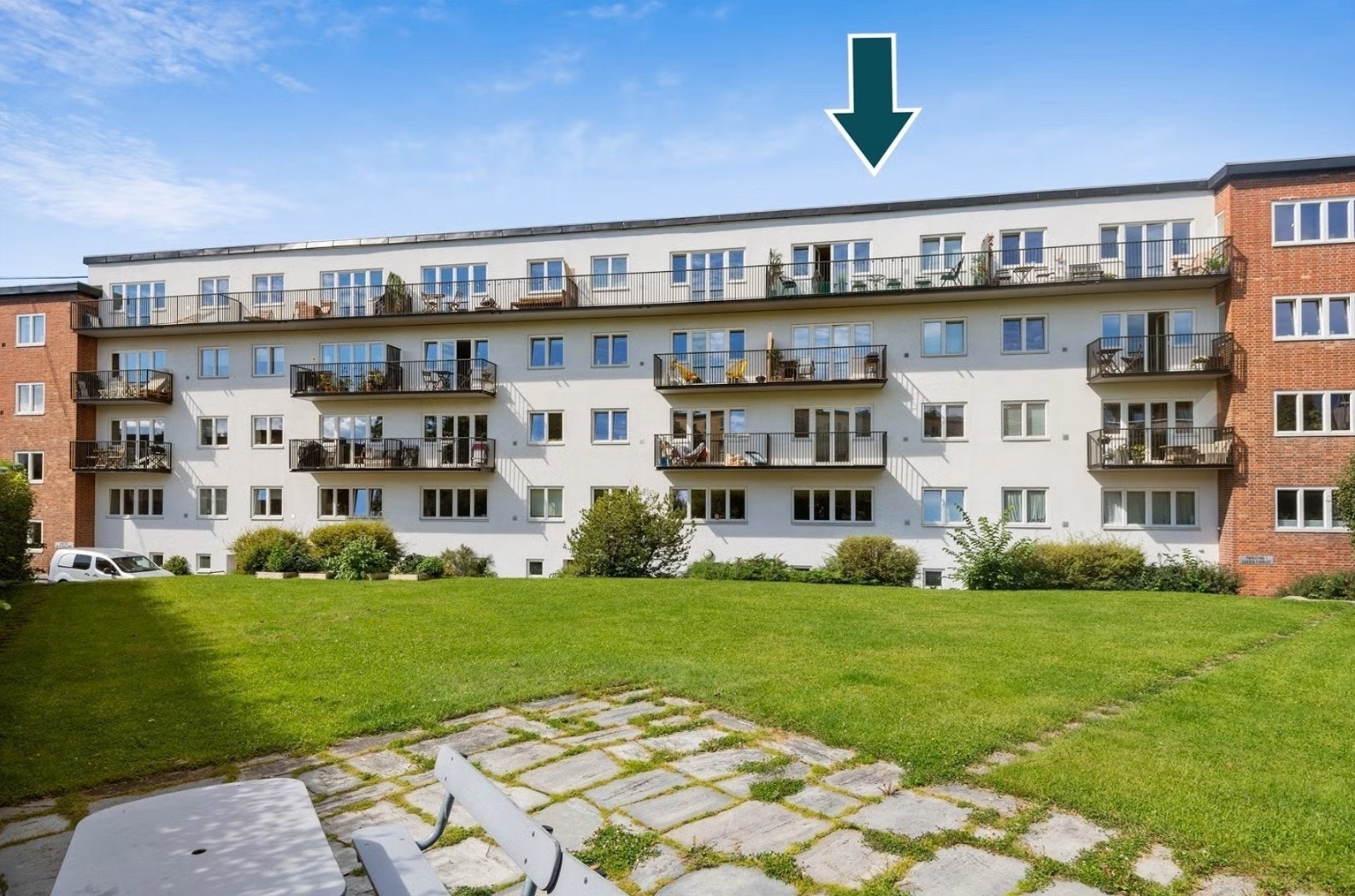 Leiligheten ligger i 5. etasje i en klassisk bygård fra 1939. Fasaden mot bakgården ble pusset opp i 2012/13. Galleribilde