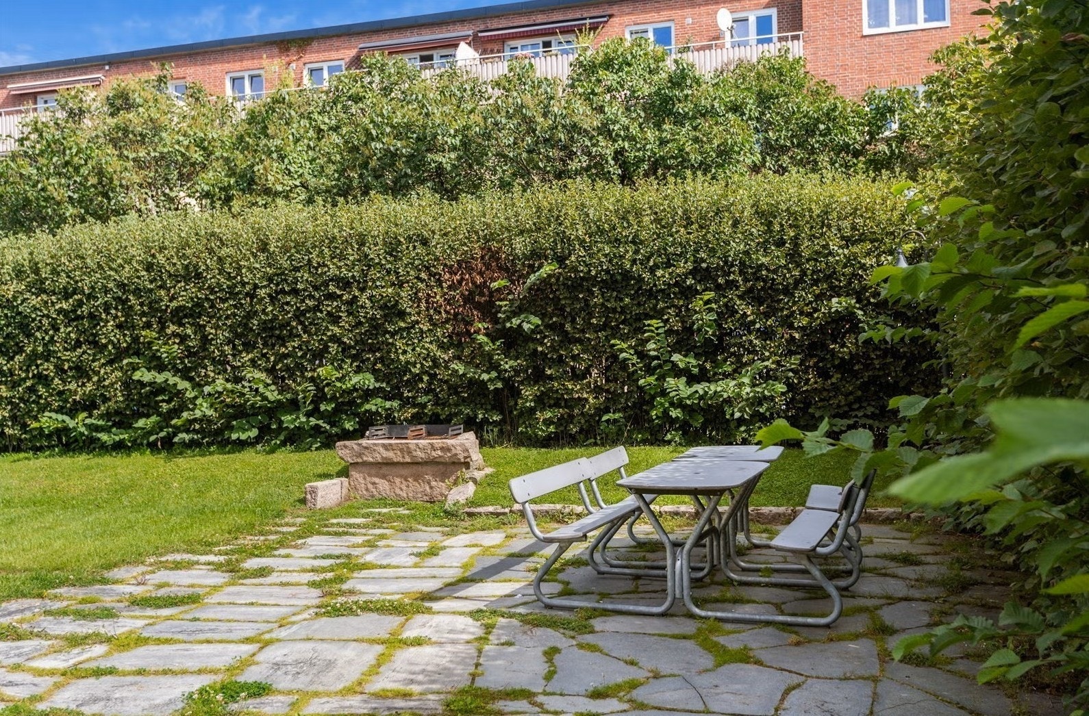 Borettslaget har hyggelige fellesarealer med sittegrupper og grøntområder. Galleribilde