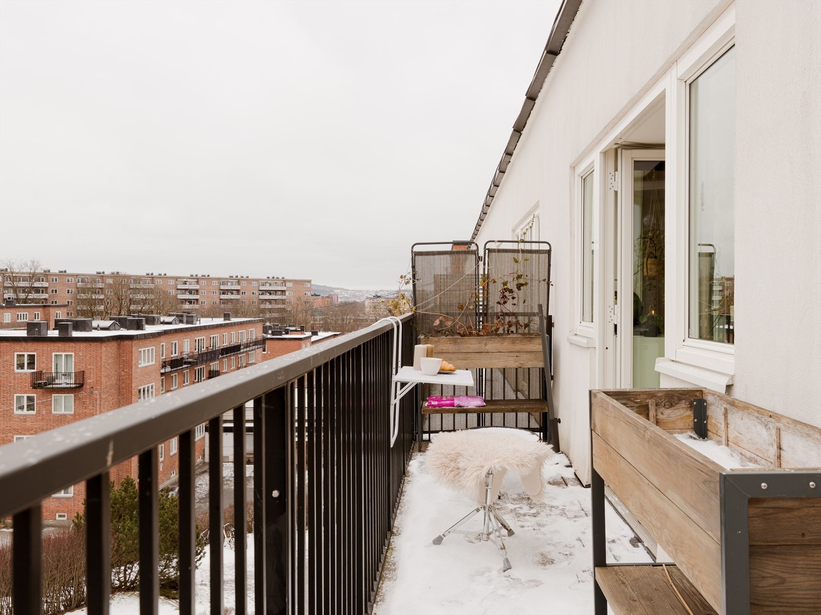 Balkongen er en solid stål- og betongkonstruksjon med gulv av impregnert treverk. Galleribilde