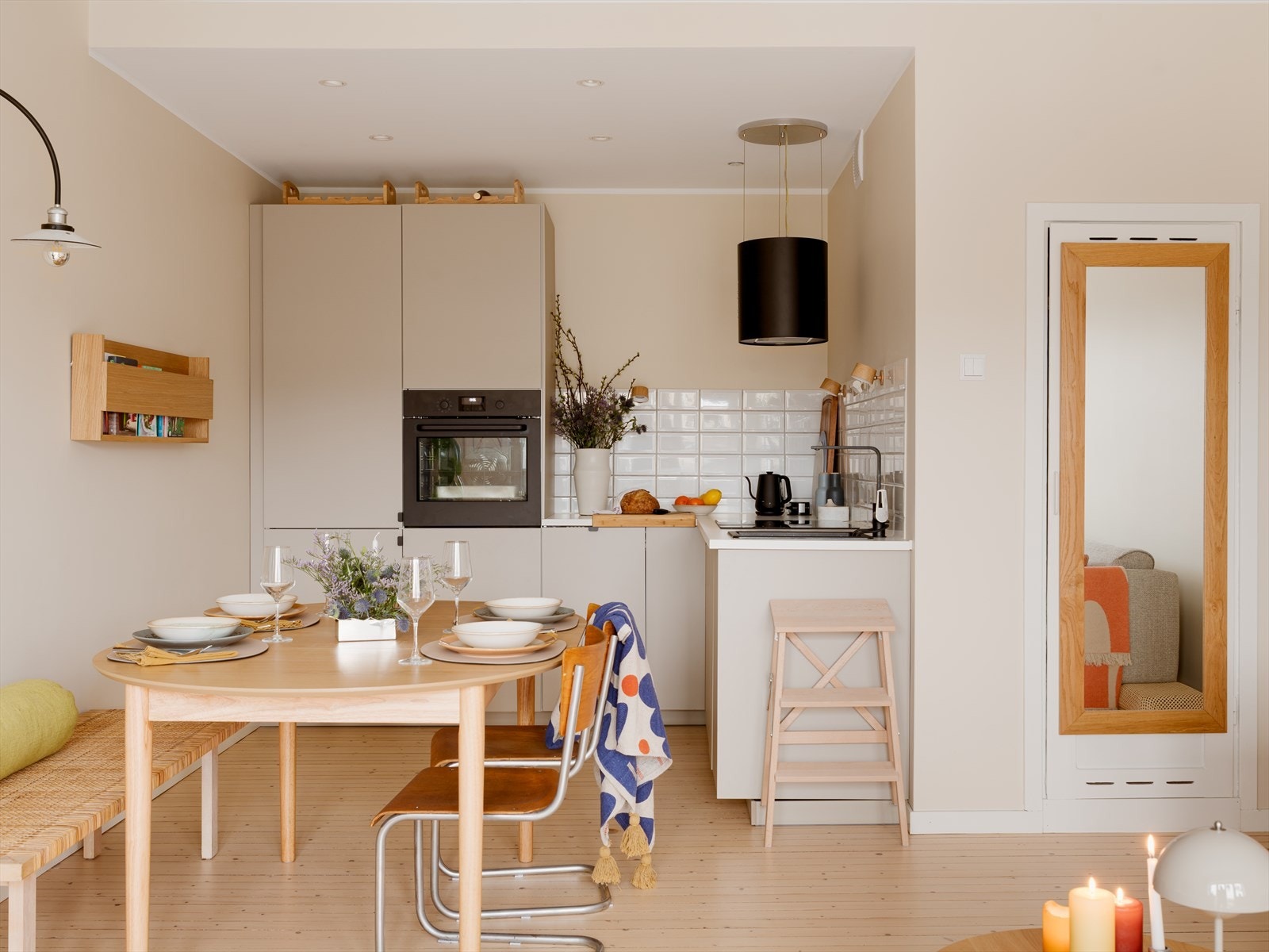 Kjøkkeninnredningen fra Ikea ble installert i 2025 og har glatte, folierte fronter. Galleribilde