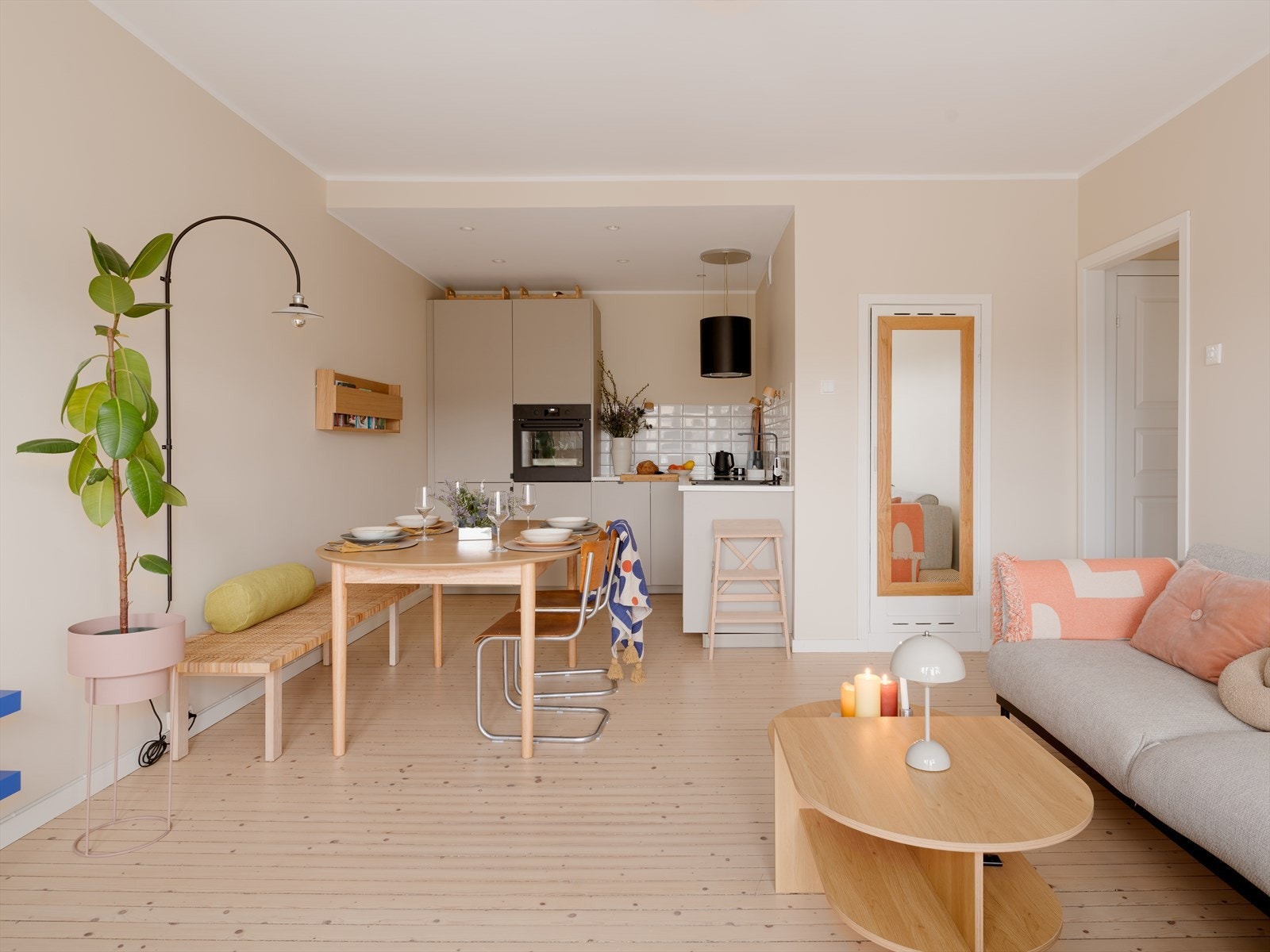 En lys, klassisk og lekker 2-roms toppleilighet med balkong på ca. 8 m². Galleribilde