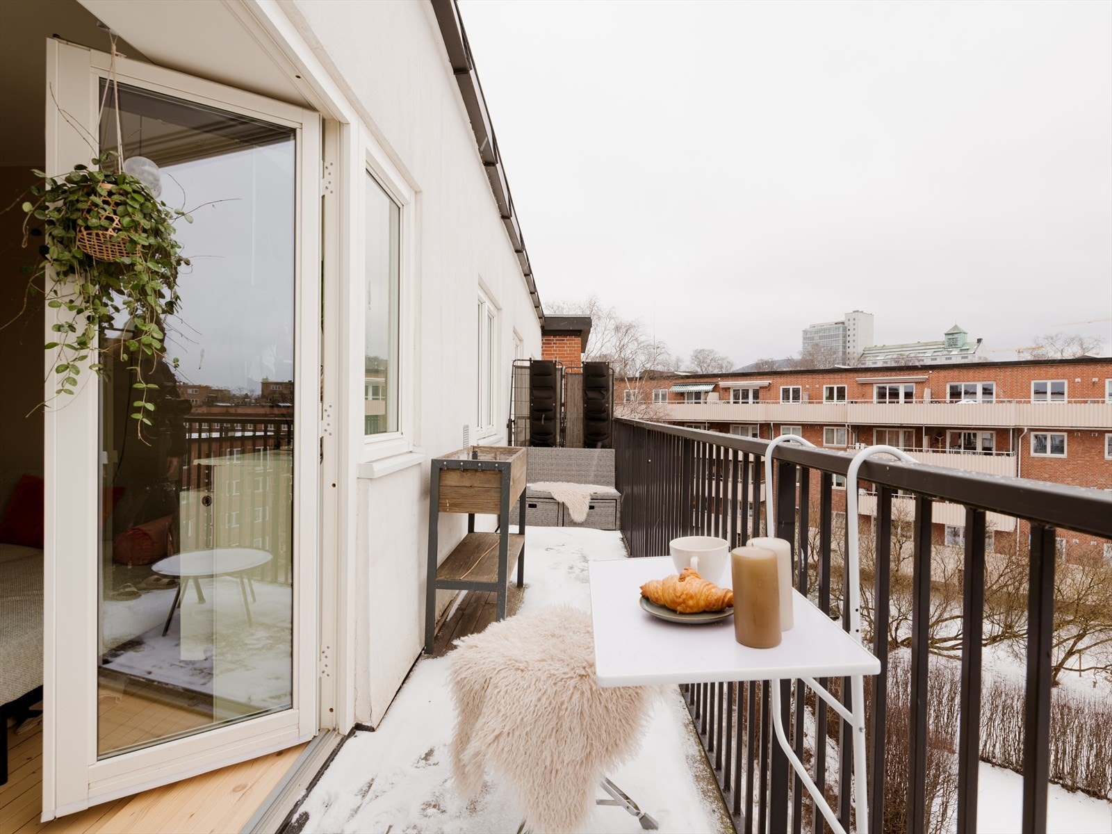 Balkongen har god plass til en sittegruppe for å nyte morgenkaffen. Galleribilde