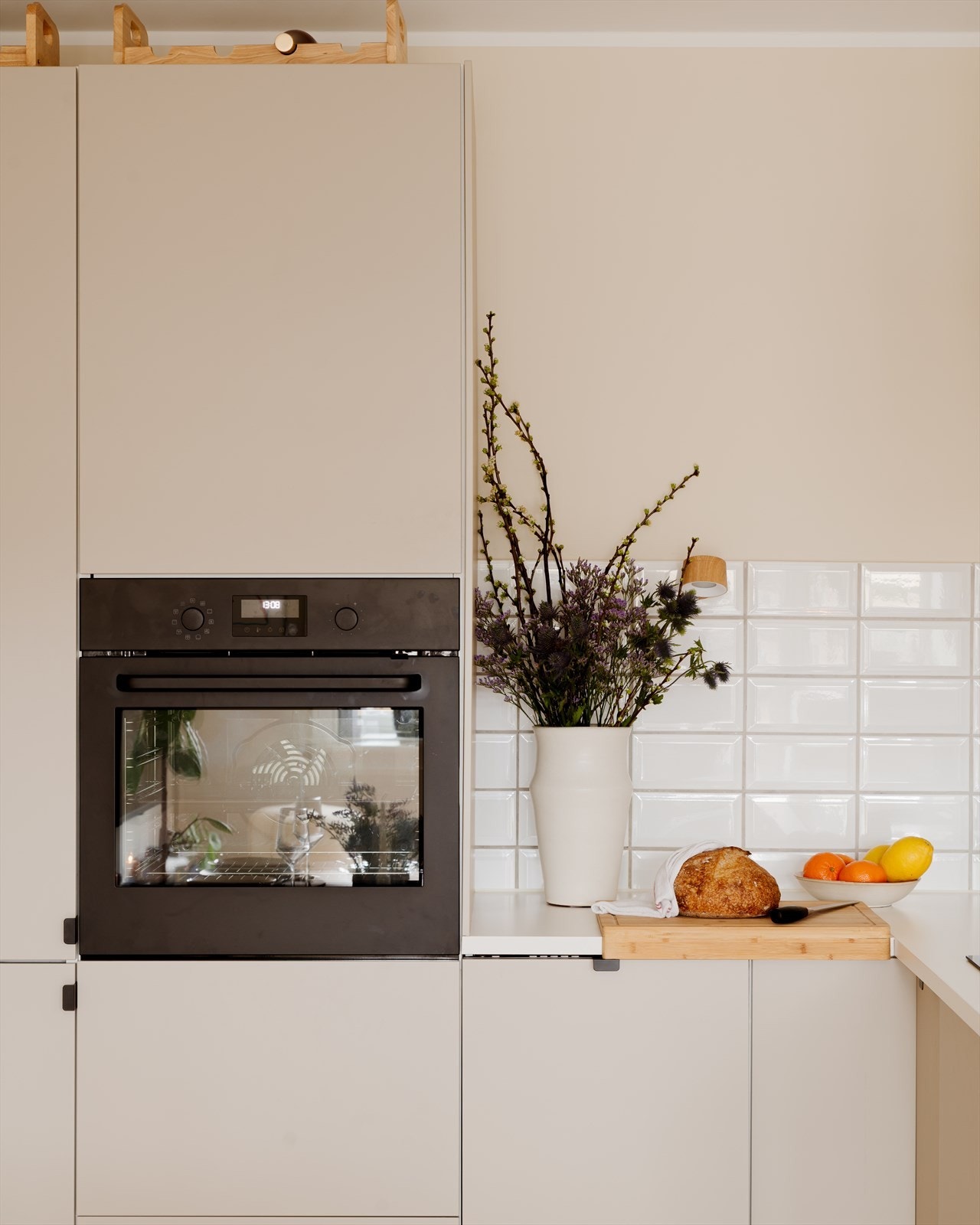 Kjøkkenet er utstyrt med integrert stekeovn, laminat benkeplate og fliser over benken. Galleribilde