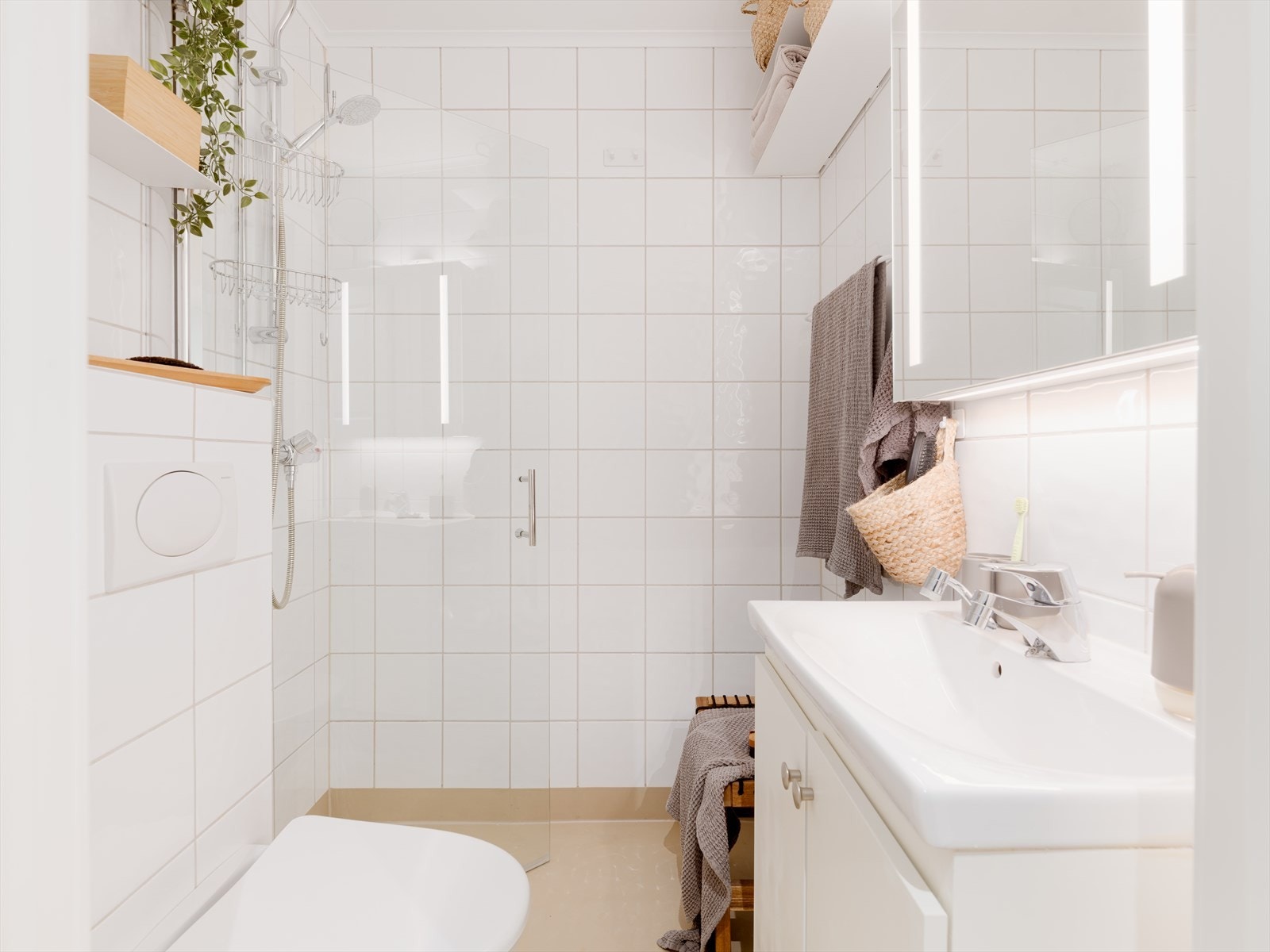 Badet ble rehabilitert i regi av borettslaget og har veggmontert toalett og dusjhjørne. Galleribilde