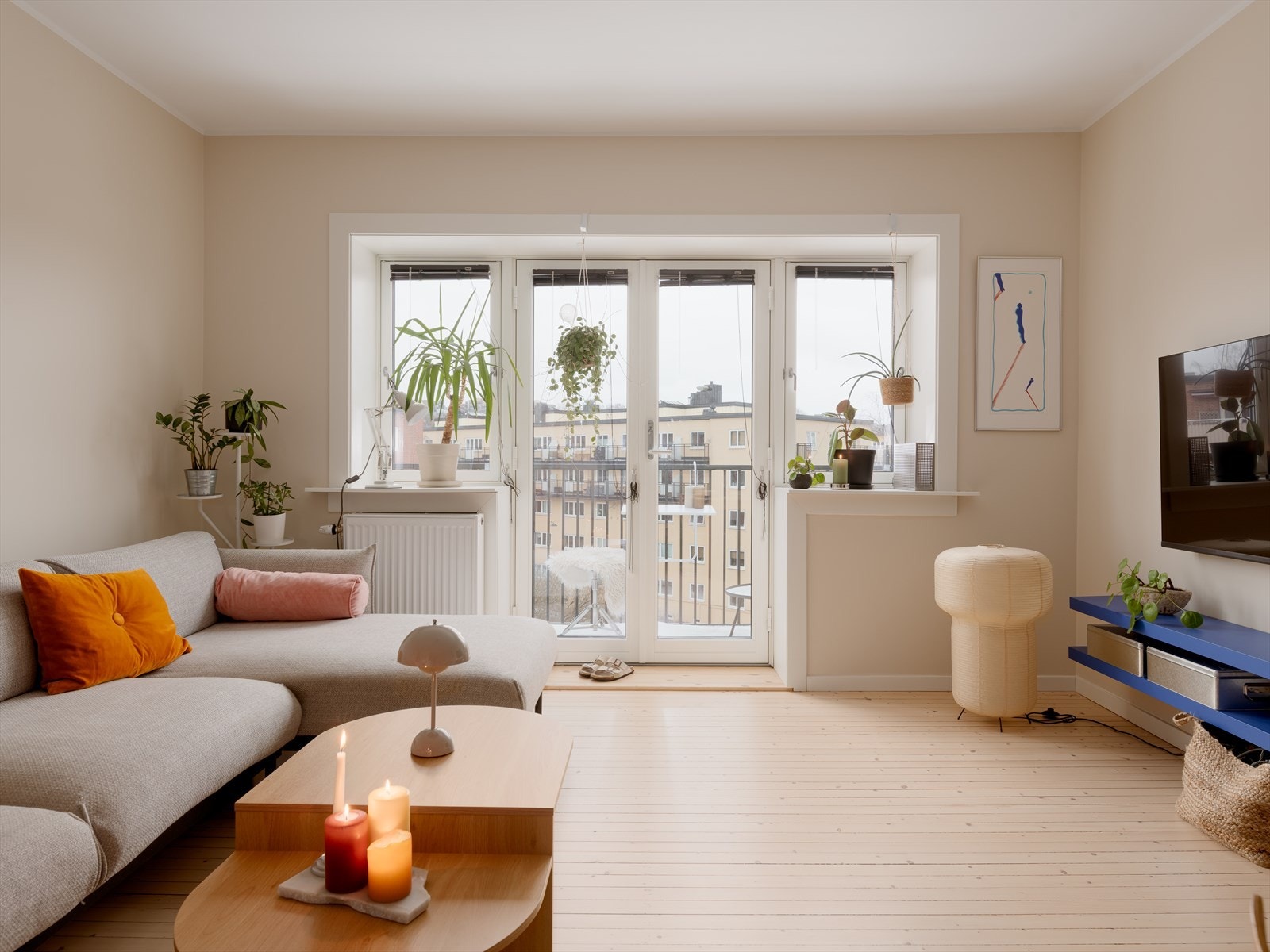 Stuen har en god takhøyde på ca. 2,6 meter og store vindusflater som gir rikelig med lys. Galleribilde