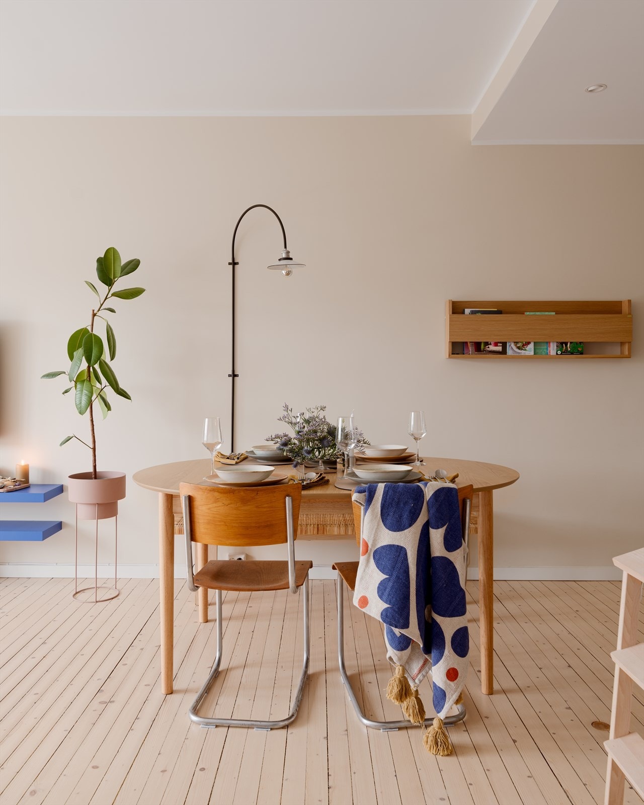 Den åpne løsningen gir en naturlig plassering for spisebordet mellom stue- og kjøkkensonen. Galleribilde