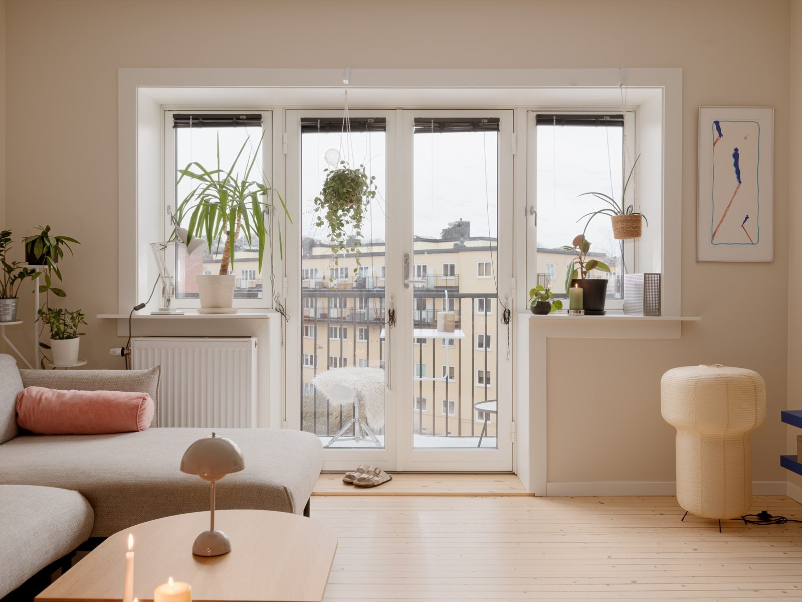 Balkongdøren fra 2012 åpner opp stuen og gir en fin overgang til uteplassen. Galleribilde