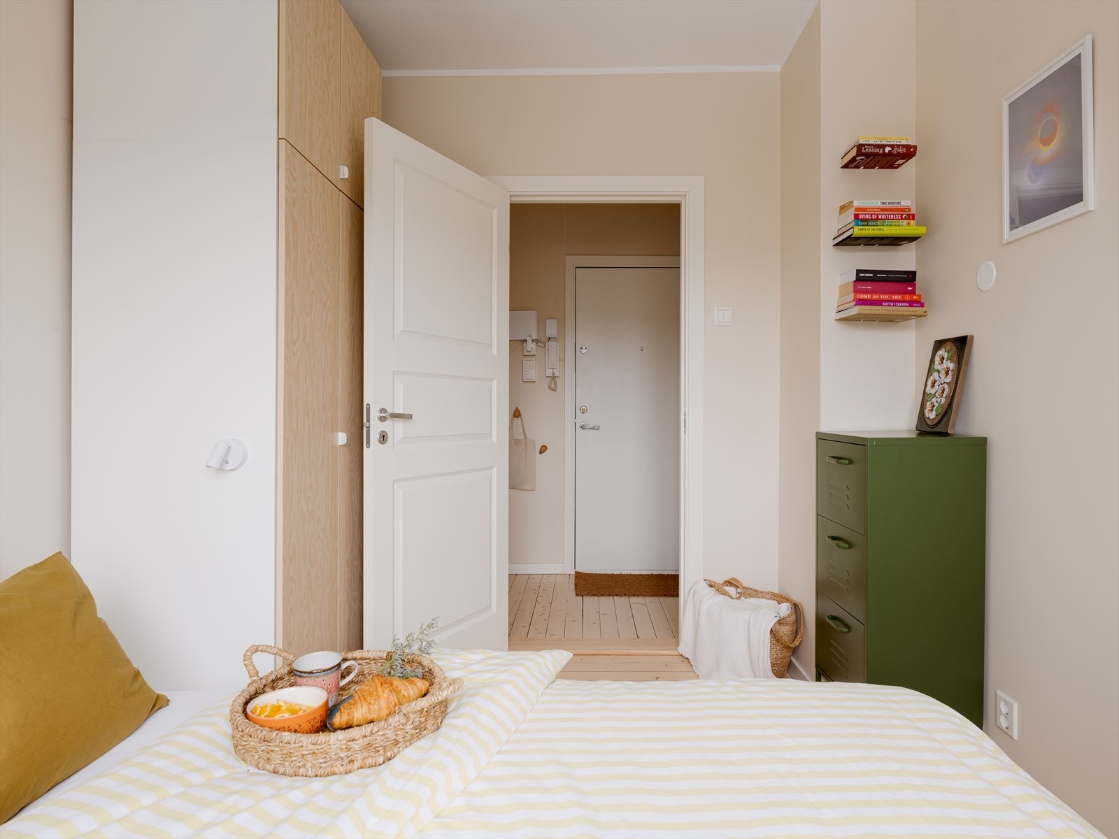 Rommet er utstyrt med et praktisk garderobeskap med glatte, folierte fronter. Galleribilde