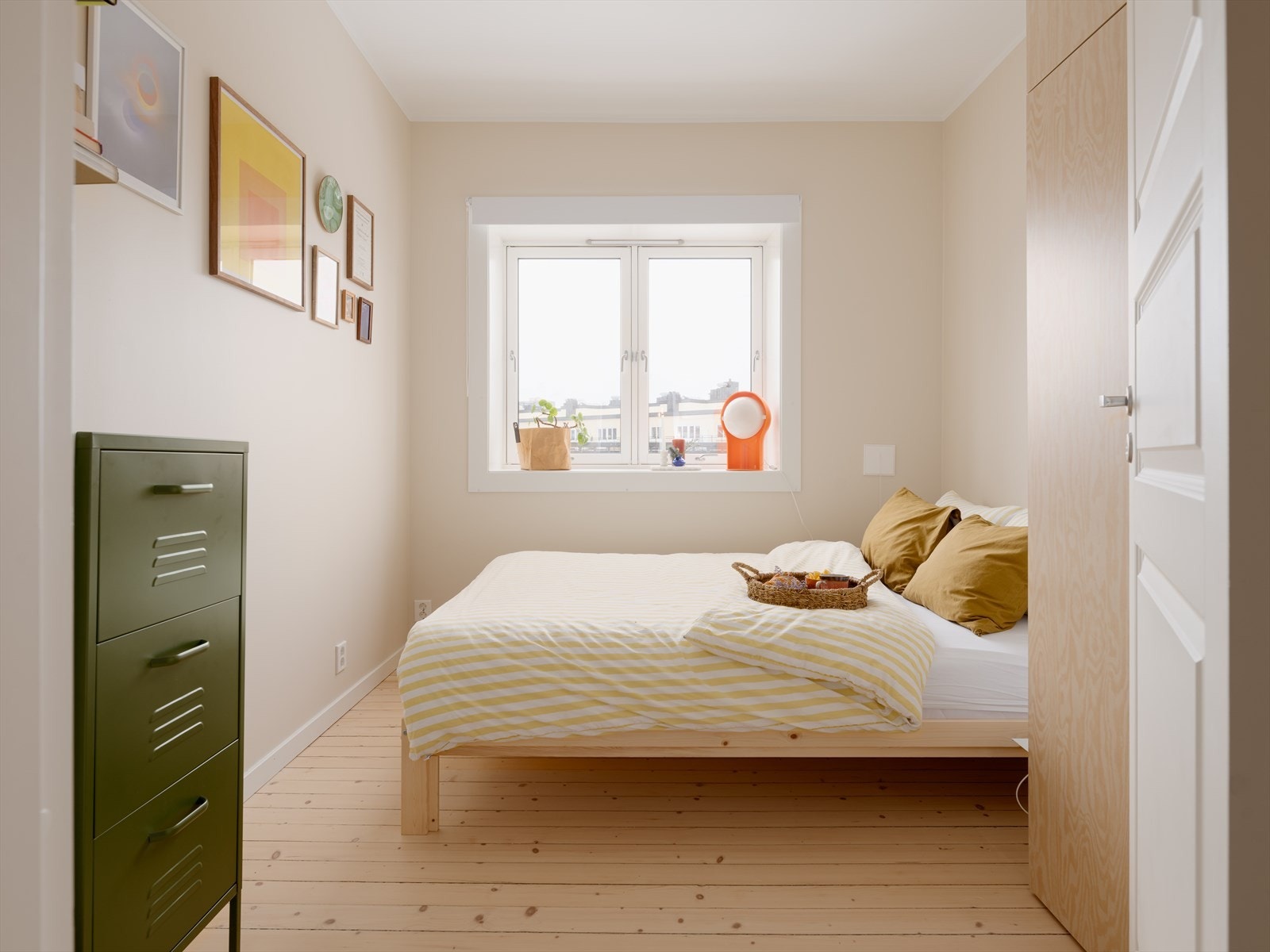 Soverommet er lyst og innbydende, med samme flotte furugulv som i resten av leiligheten. Galleribilde