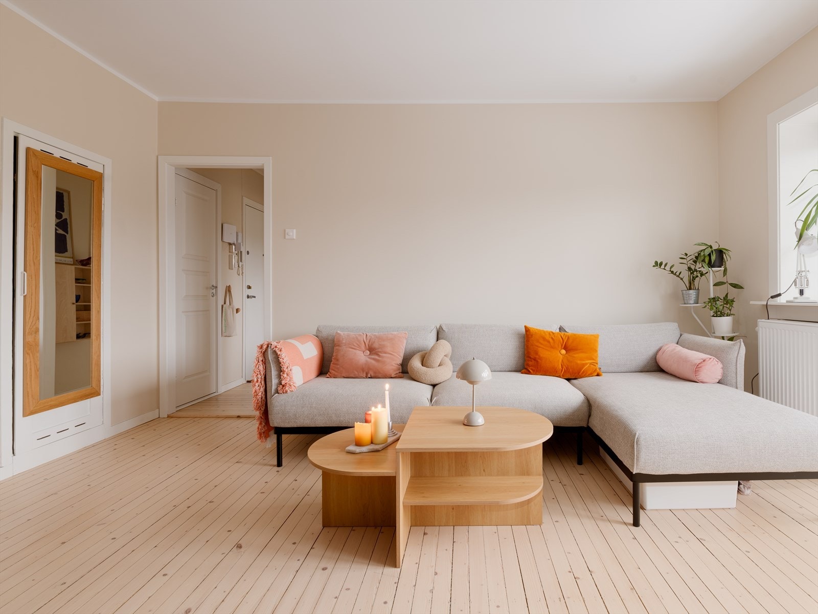 Rommet har glatte, malte overflater som gir et stilrent og helhetlig inntrykk. Galleribilde