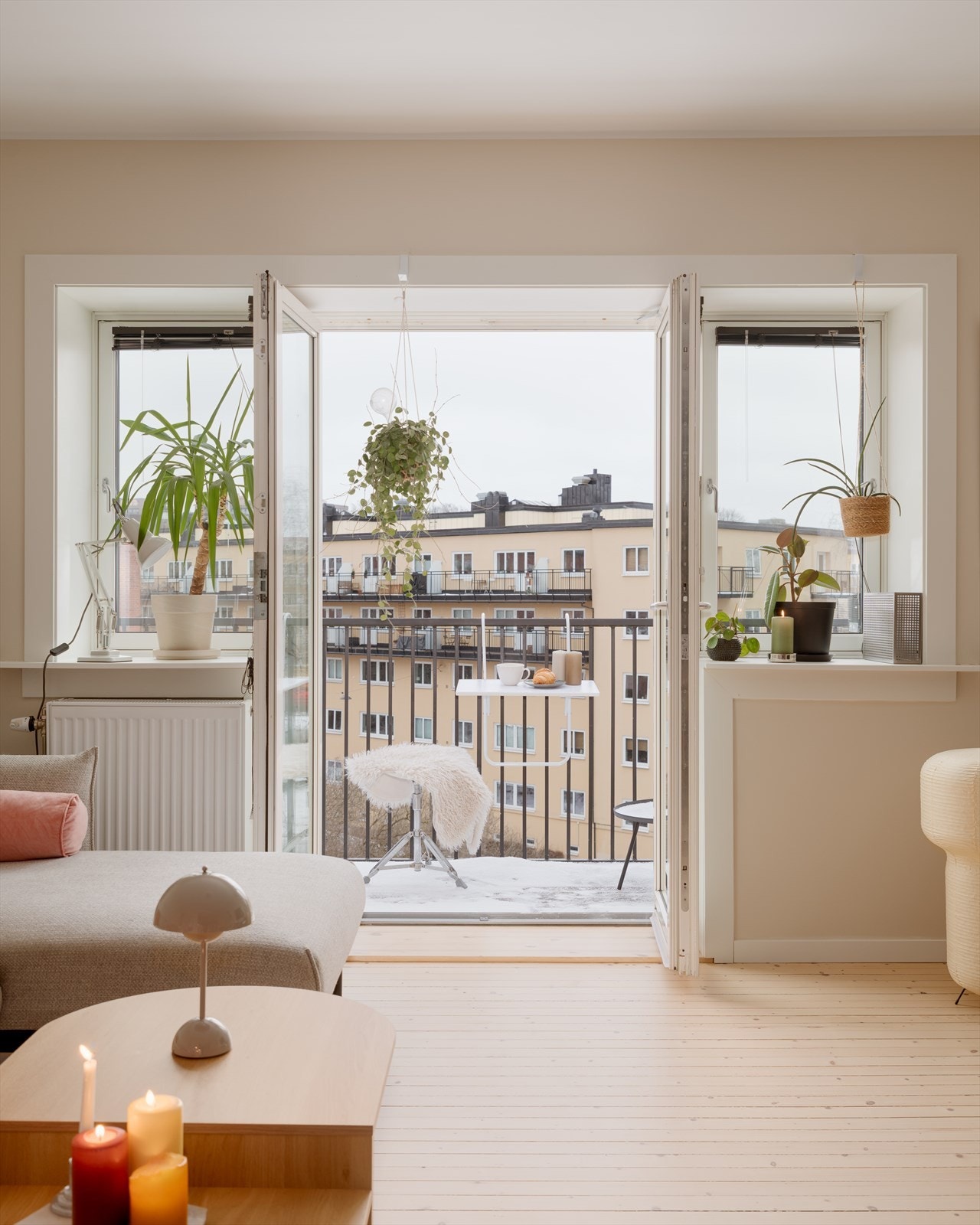 Fra stuen er det direkte utgang til en romslig, østvendt balkong på 8 m². Galleribilde