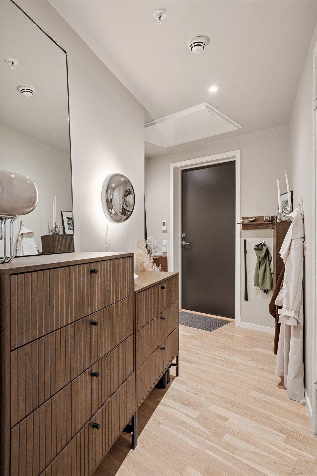 Entrèen gir deg en smakebit av leilighetens gode standard med tiltalende material- og fargevalg. Velkommen inn! Galleribilde