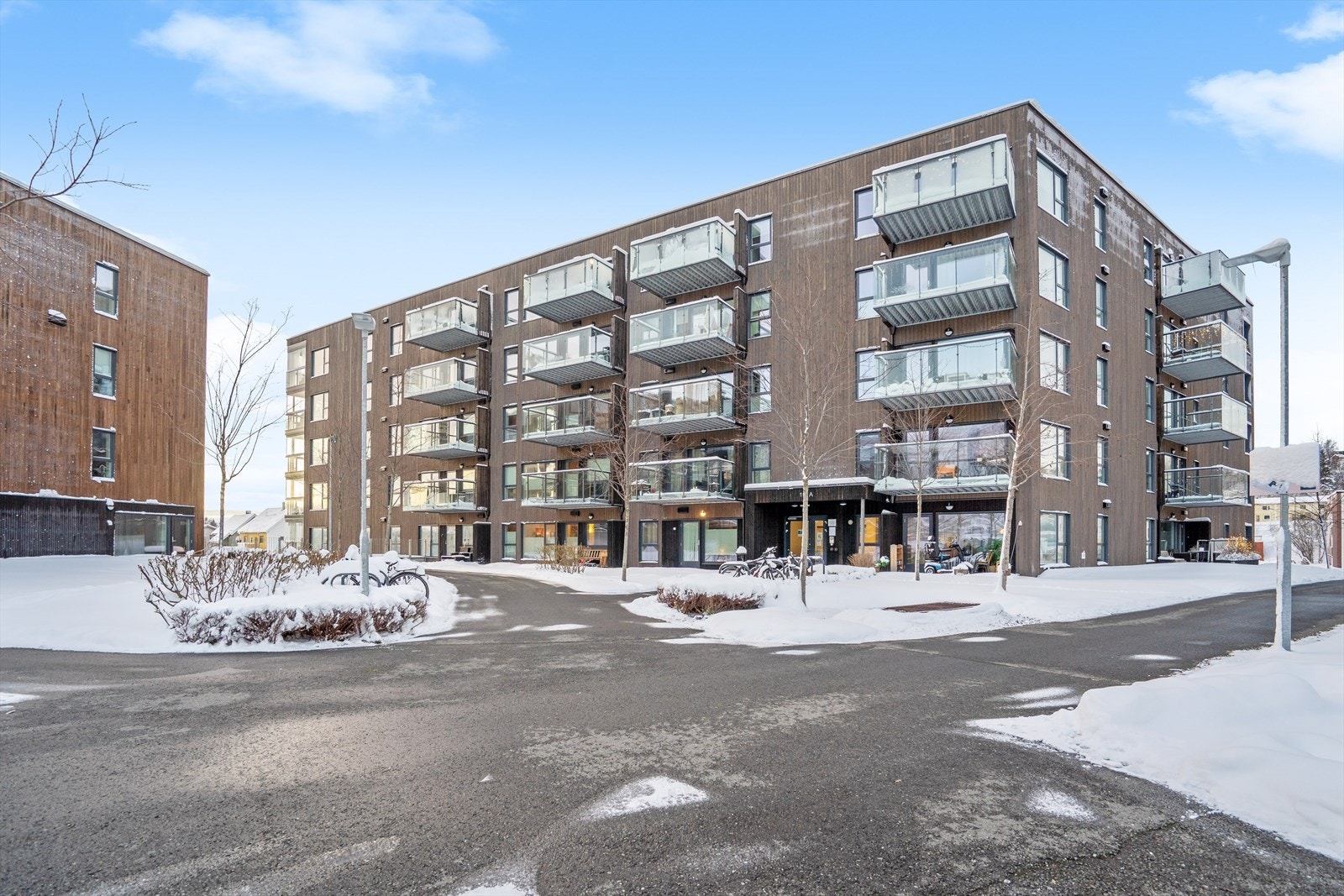 Leiligheten er fra 2021 og har en luftig beliggenhet i byggets toppetasje - 6. etasje - med enkel heisadkomst til etasjeplan. Galleribilde