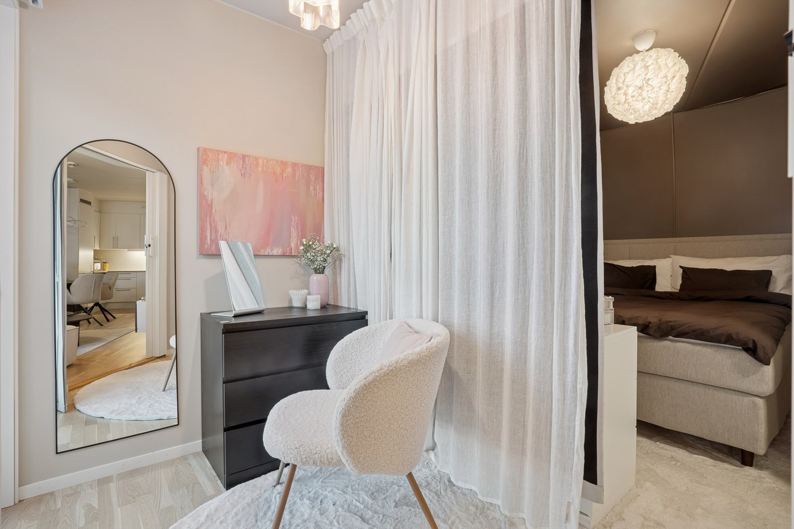 Soverommet er avdelt med et gardin, som gjør at du får følelsen av å ha et rom ekstra. Galleribilde