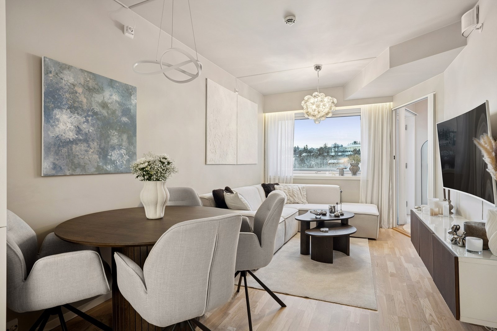 En lys og moderne 2-roms i Bjerkaker Sjøpark - perfekt for deg som ønsker å bo med attraktiv beliggenhet ved sjøen! Galleribilde