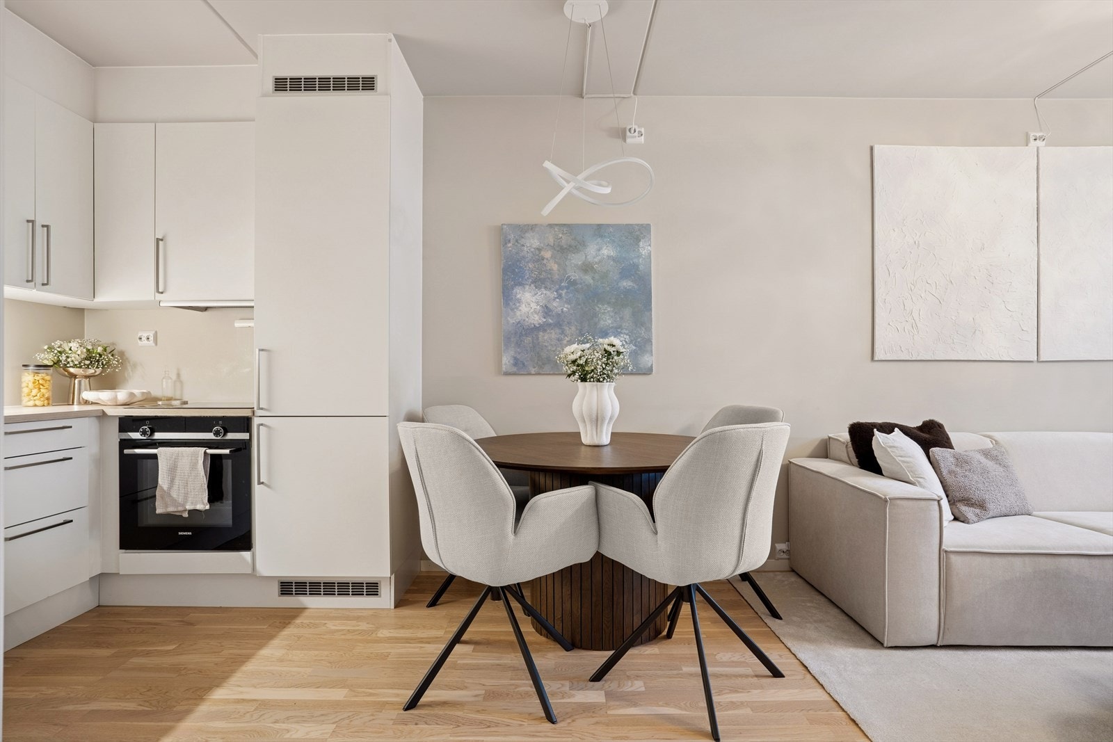 Stekeovn, platetopp, oppvaskmaskin og kjøl/frys medfølger. Galleribilde