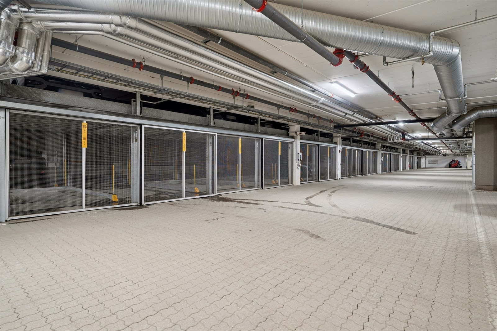 Leiligheten har kjøpt bruksrett til en biloppstillingsplass i garasjeanlegget, og denne bruksretten medfølger handelen. Galleribilde