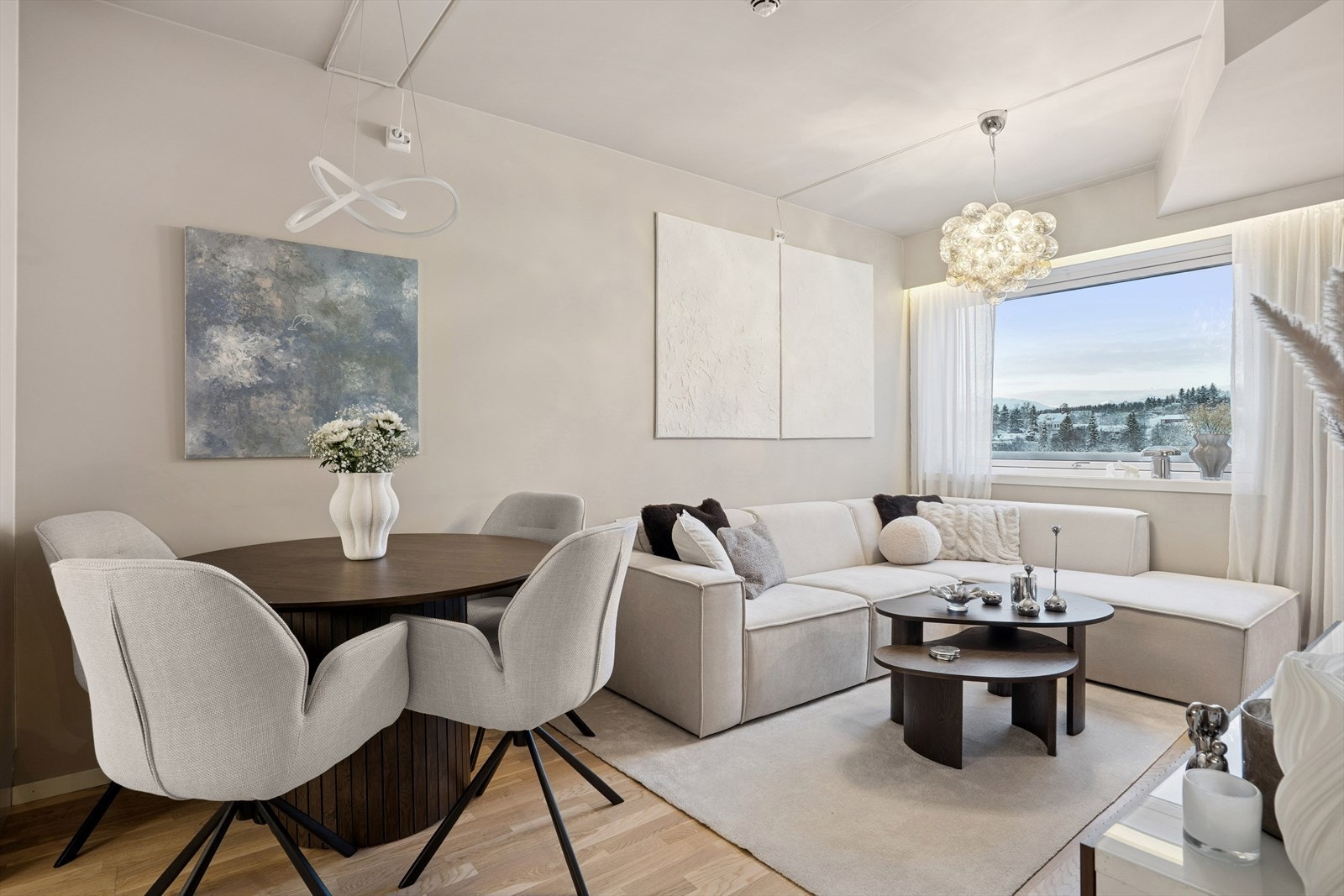 Stuen har overflater med nøytralt fargevalg og parkettgulv. Galleribilde