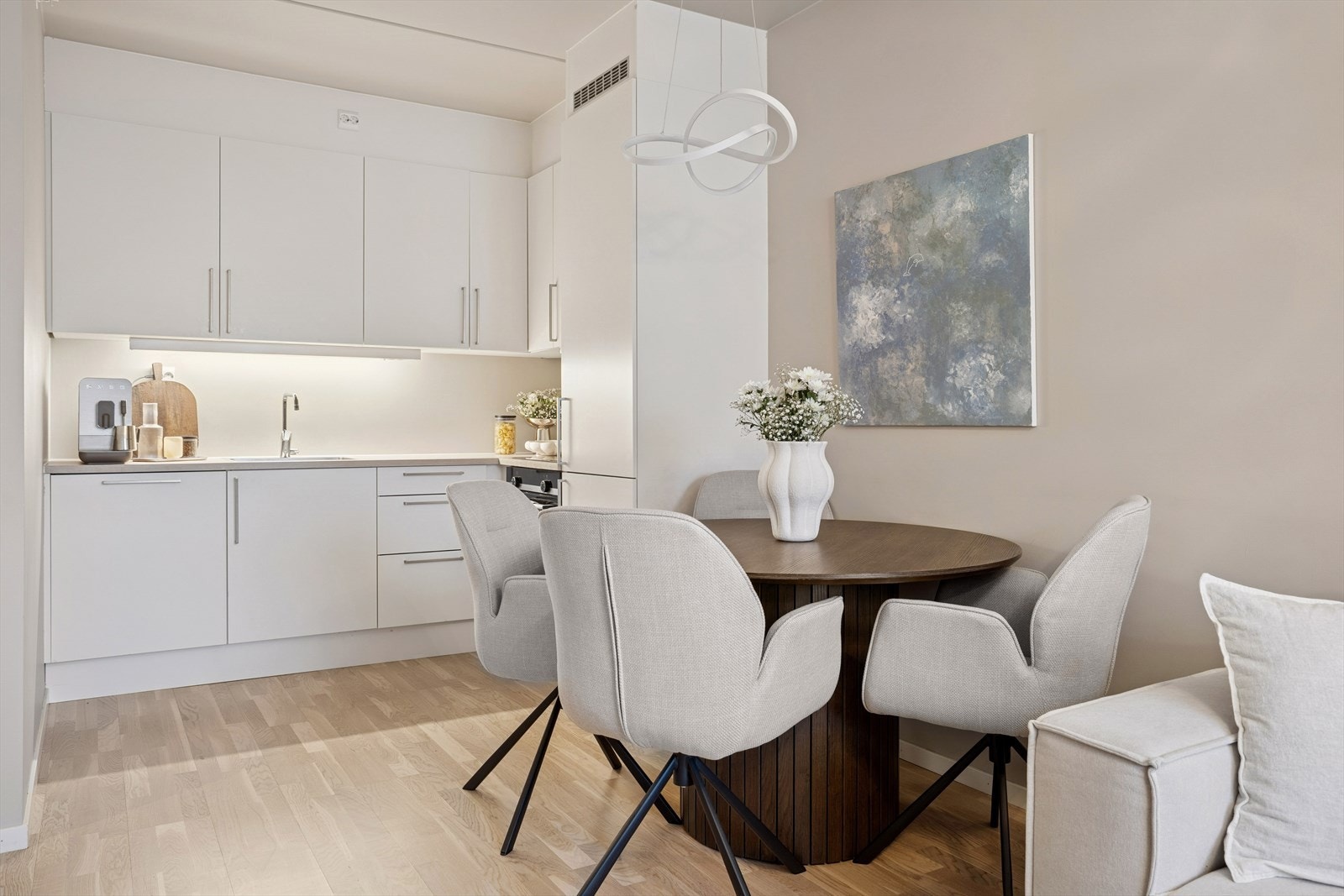 Kjøkkenet er pent og bruksvennlig. Galleribilde