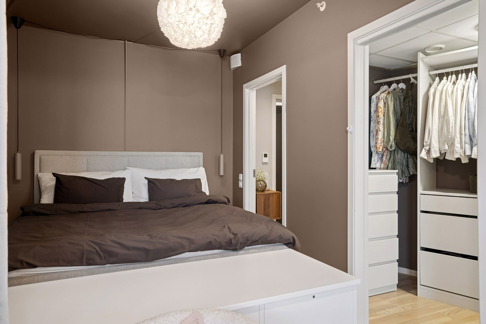 Fra soverommet er det direkte adkomst til en bod/walk-in closet. Galleribilde