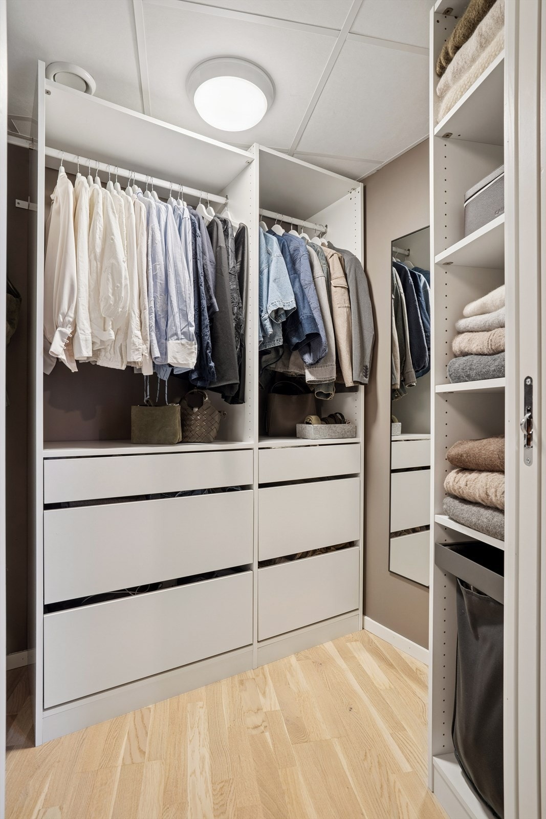 En praktisk og oversiktlig løsning! Leiligheten disponerer også en sportsbod i byggets underetasje. Galleribilde