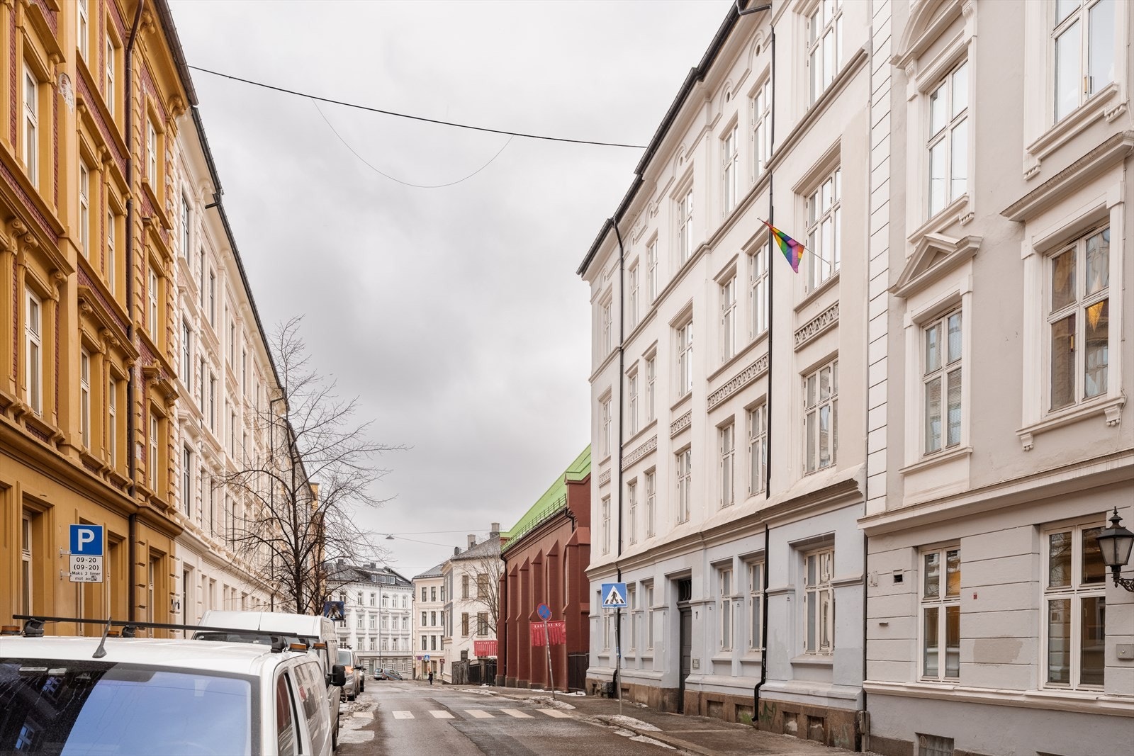 Beliggenheten gir enkel tilgang til daglige gjøremål. Dagligvareforretninger, servicetilbud og øvrige nødvendigheter er lett tilgjengelig, og kollektivtransport i nærheten sørger for gode forbindelser til sentrale områder. Galleribilde