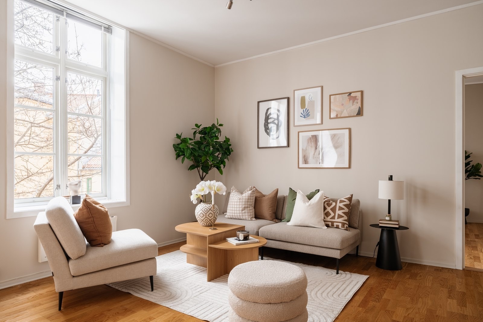 Rommet fremstår lyst og romslig med god takhøyde (2,82 meter) og gode møbleringsmuligheter for både sofagruppe og spiseplass. Galleribilde