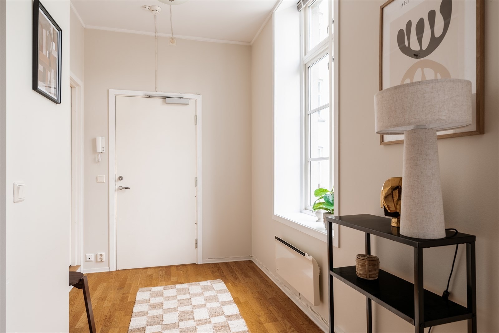 En lys entre som ønsker deg velkommen inn. Her er det montert porttelefon som gjør det enkelt å slippe inn gjester. Galleribilde