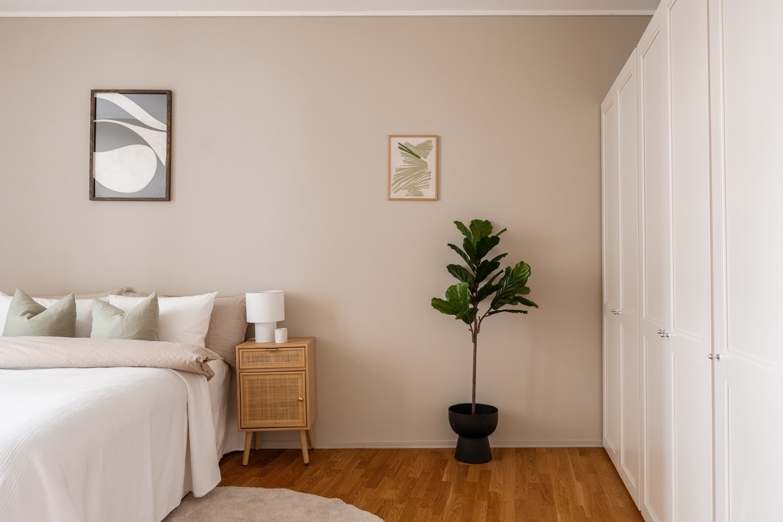 Leiligheten er malt i lune farger som skaper en behagelig atmosfære. Galleribilde